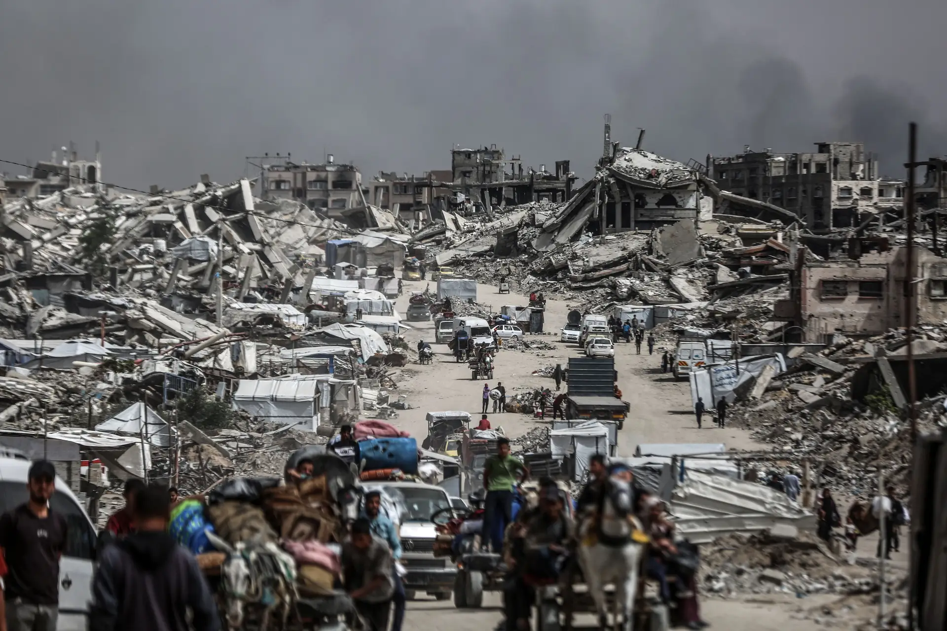 Os habitantes palestinianos começam a fugir para zonas que acreditam ser mais seguras, carregando os seus pertences, após fortes ataques israelitas