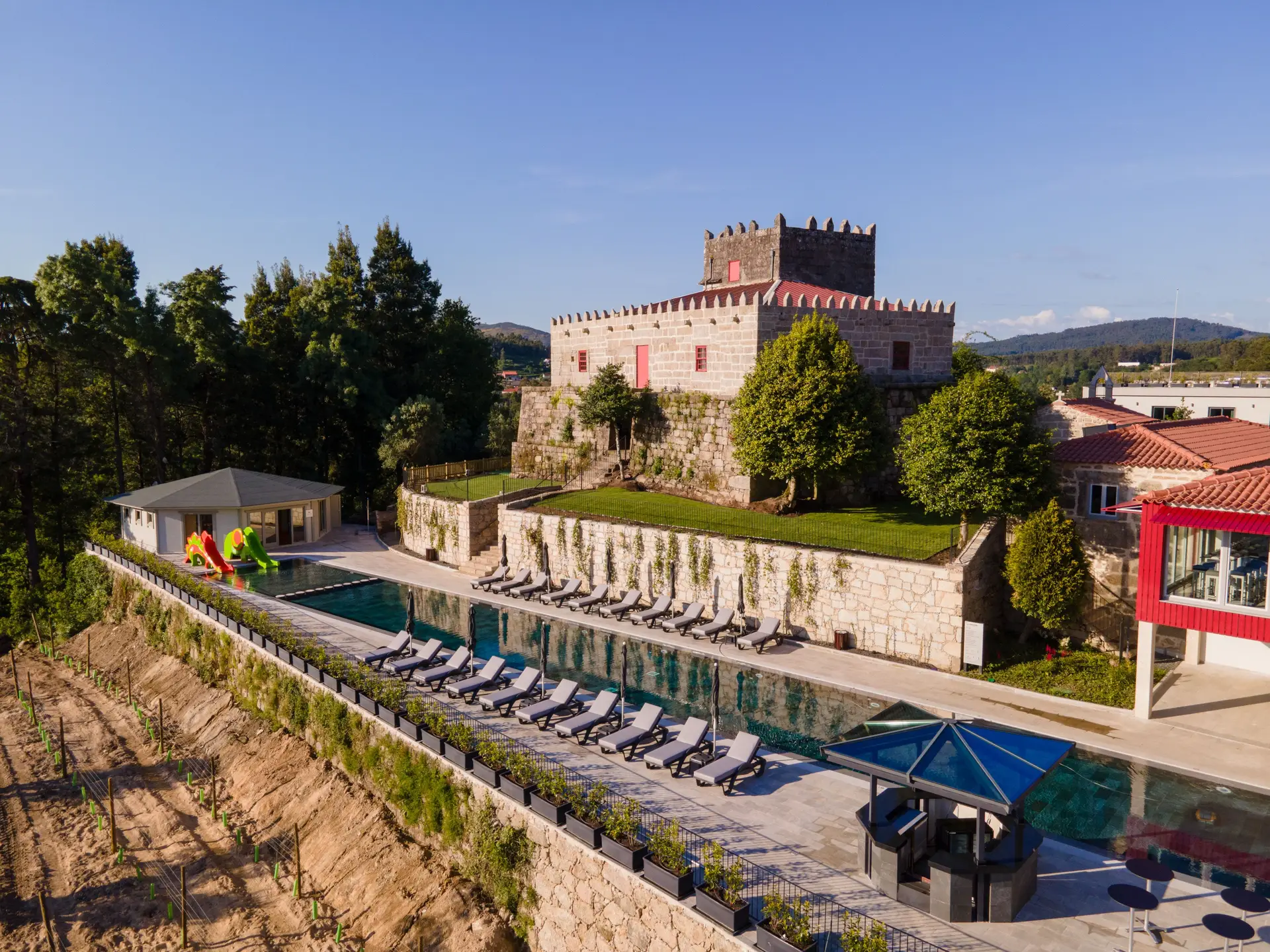 Com castelo e adega, novo hotel em Ponte de Lima celebra a escultura e a essência minhota