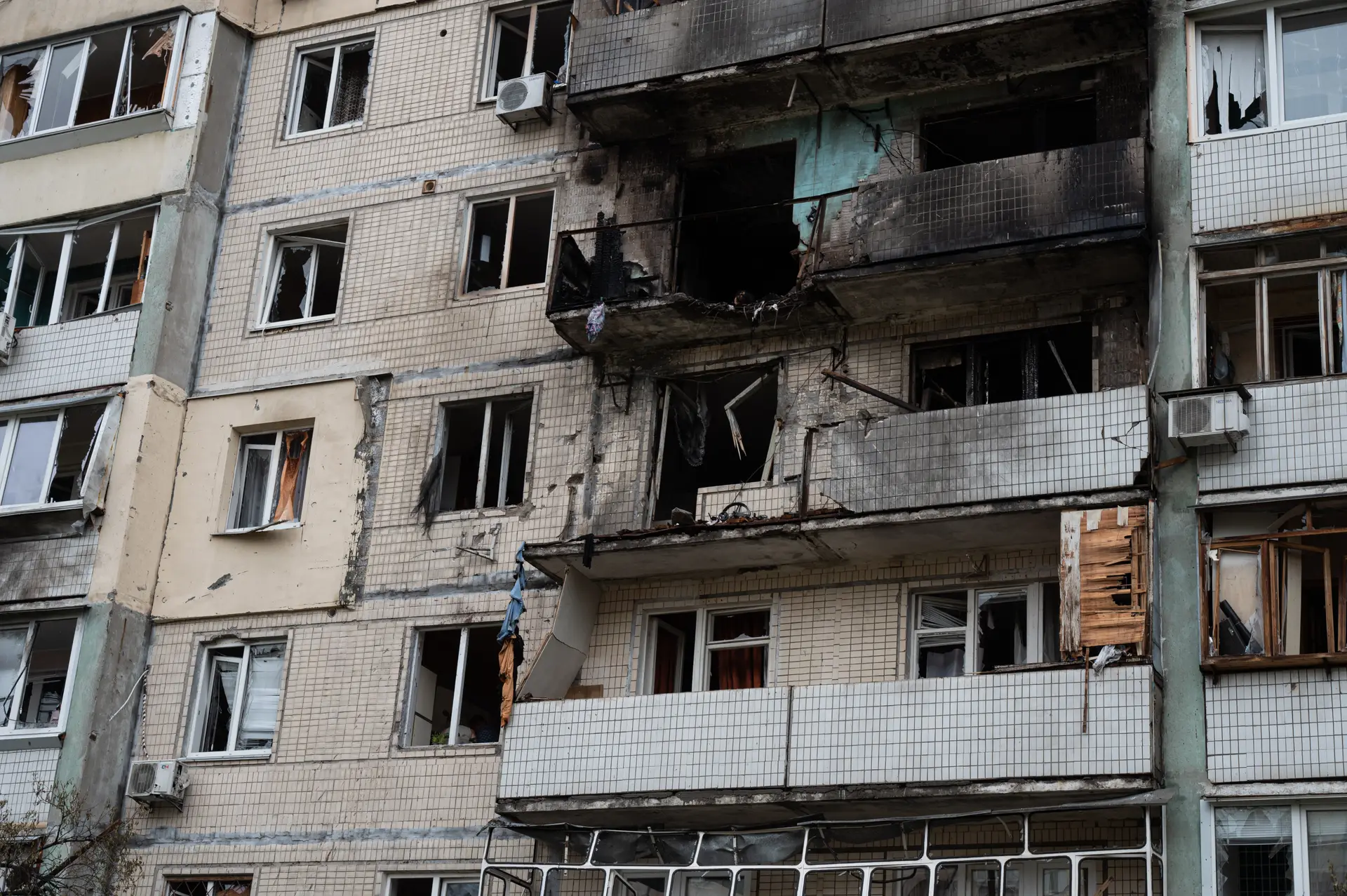 Vista geral de um edifício residencial danificado na sequência de um ataque russo com drones a Kiev, a 24 de maio de 2025