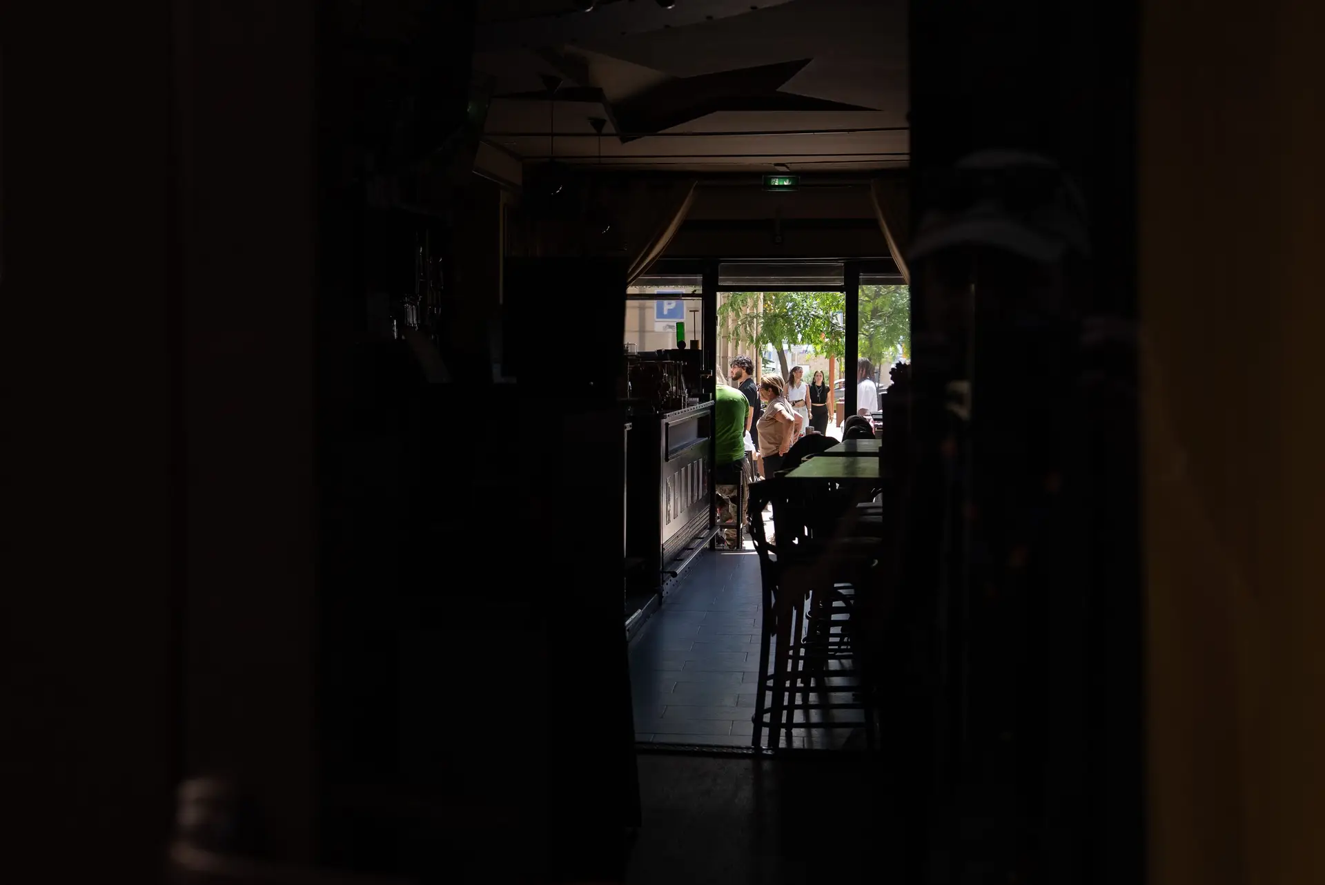 Um restaurante sem luz durante um corte de energia no 78.º Festival de Cinema de Cannes, a 24 de maio de 2025, em Cannes, França
