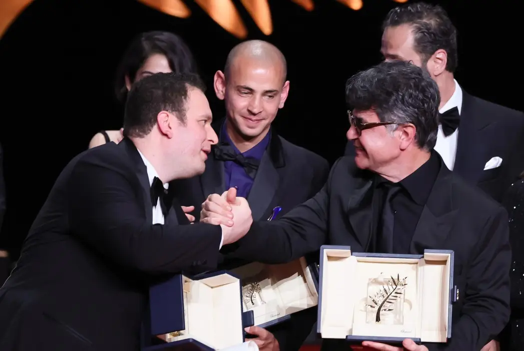 Jafar Panahi, vencedor da Palma de Ouro (de óculos escuros), com Hasan Hadid, vencedor do prémio para Melhor Primeiro Filme, e Tawfeek Barhom, vencedor na categoria de Melhor Curta Metragem