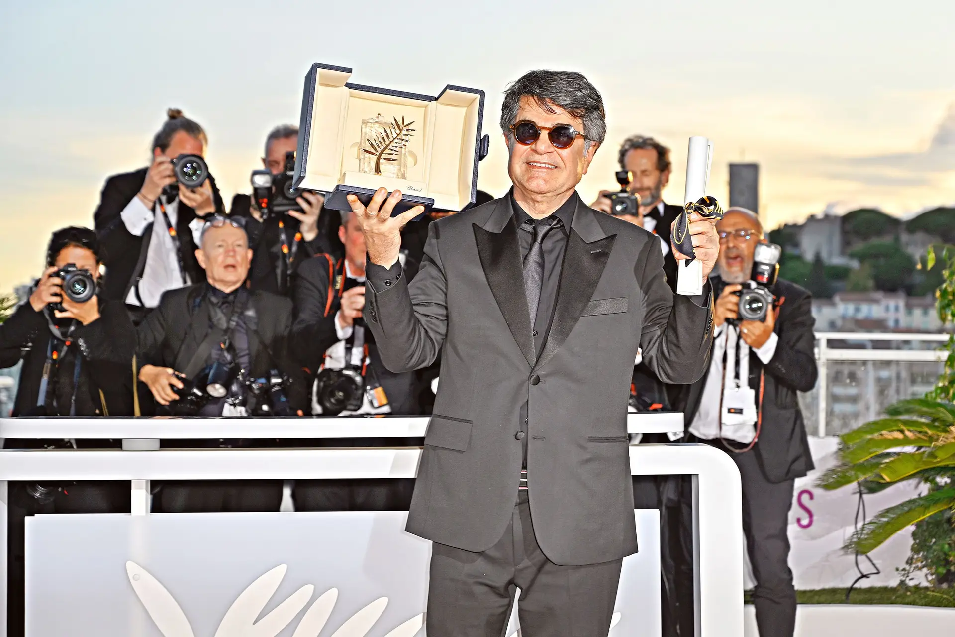O realizador iraniano Jafar Panahi exibe a Palma de Ouro