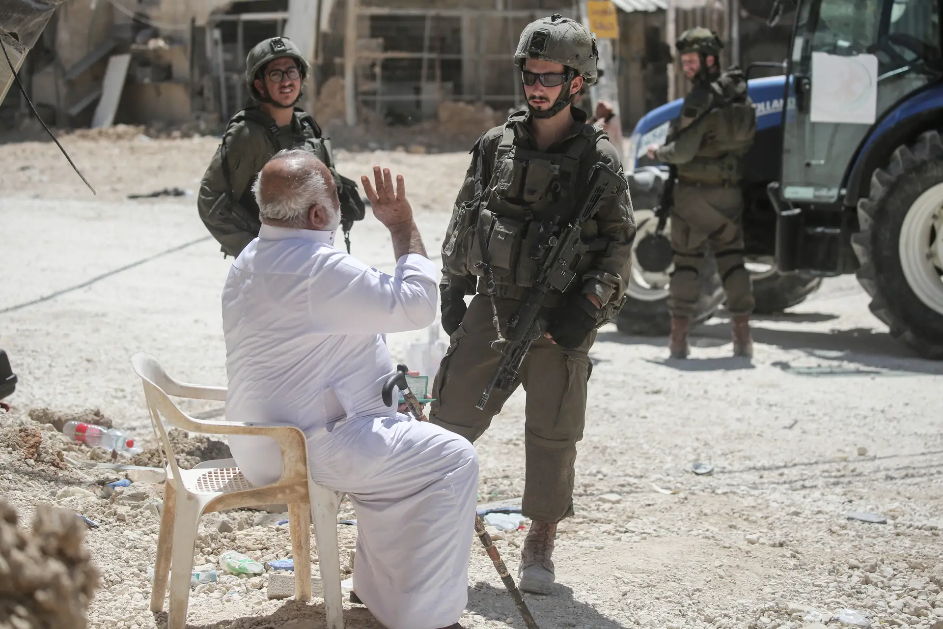 Soldados israelitas detêm um palestiniano, no campo de refugiados de Nour Shams