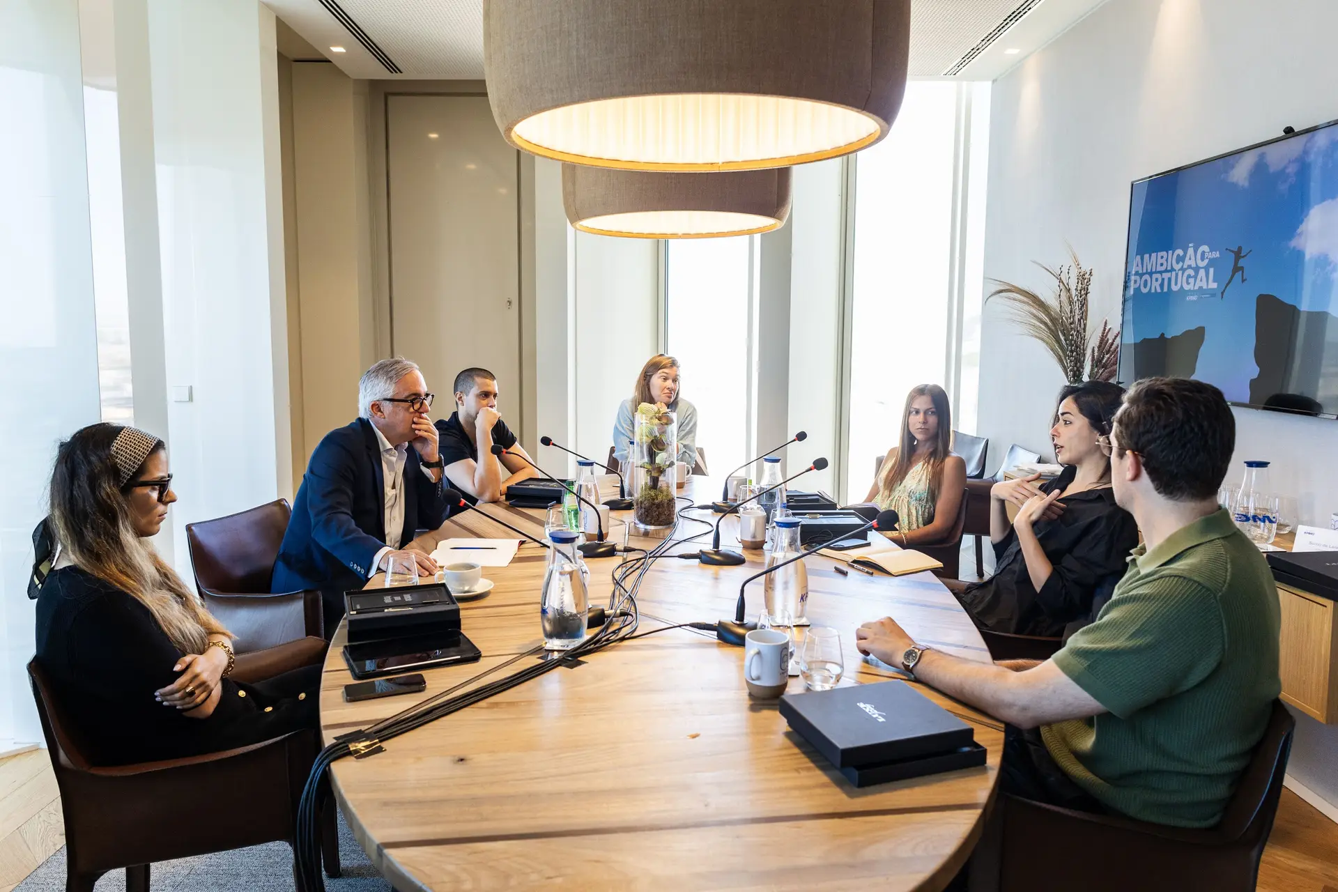 Seis representantes da geração de 90 participaram numa conversa moderada por Pedro Boucherrie Mendes, diretor de conteúdos digitais de entretenimento na SIC, e partilharam a sua visão do Portugal de hoje e como a ambição pode transformar o país