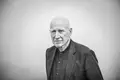 Sebastião Salgado, que fotografou a injustiça a preto e branco