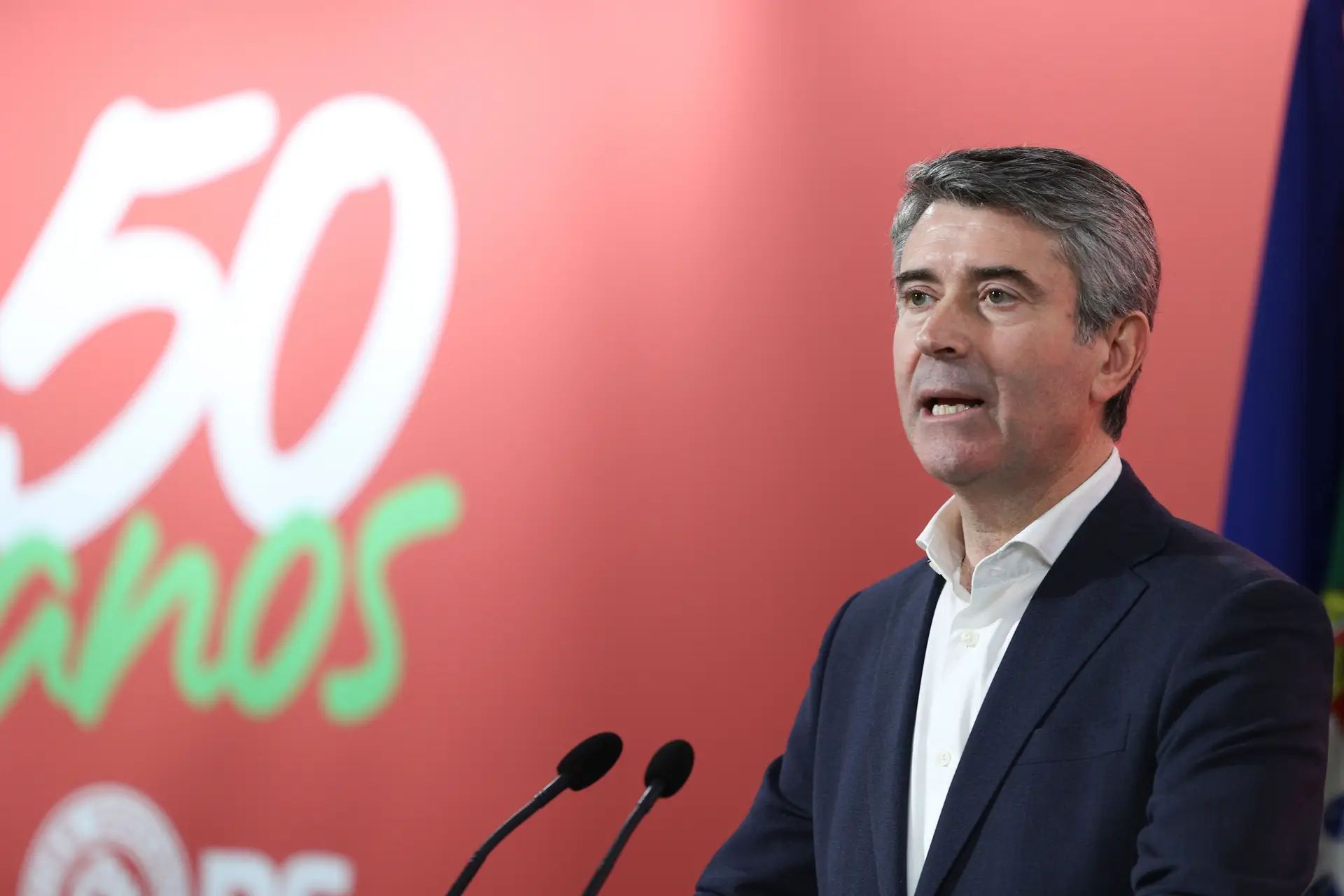 José Luís Carneiro: responsabilidade nos casos do SNS deve ser assumida pela ministra