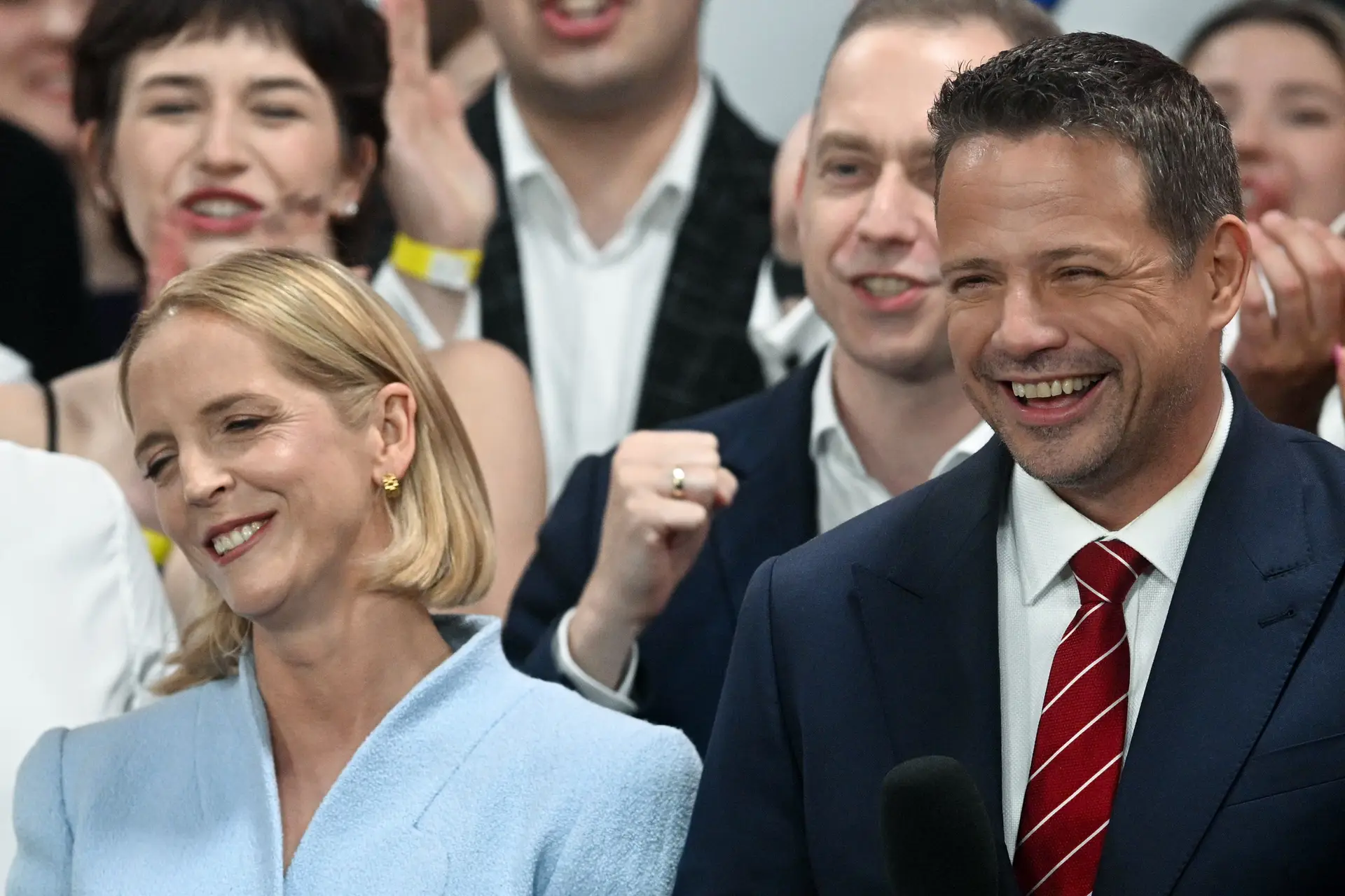 Candidato e presidente da Câmara de Varsóvia Rafal Trzaskowski com a mulher, Malgorzata