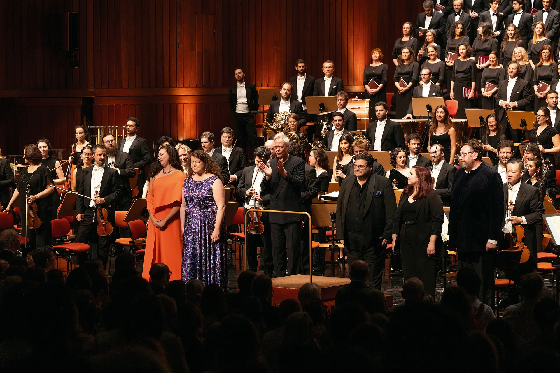 Ao centro, Hannu Lintu (maestro do Orquestra Gulbenkian), ladeado por Ambur Braid (soprano) e Jess Dandy (meio-soprano), à esq., e Michael Weinius (tenor), Inês Tavares Lopes (maestra do Coro) e Matthew Rose (baixo), à dir.