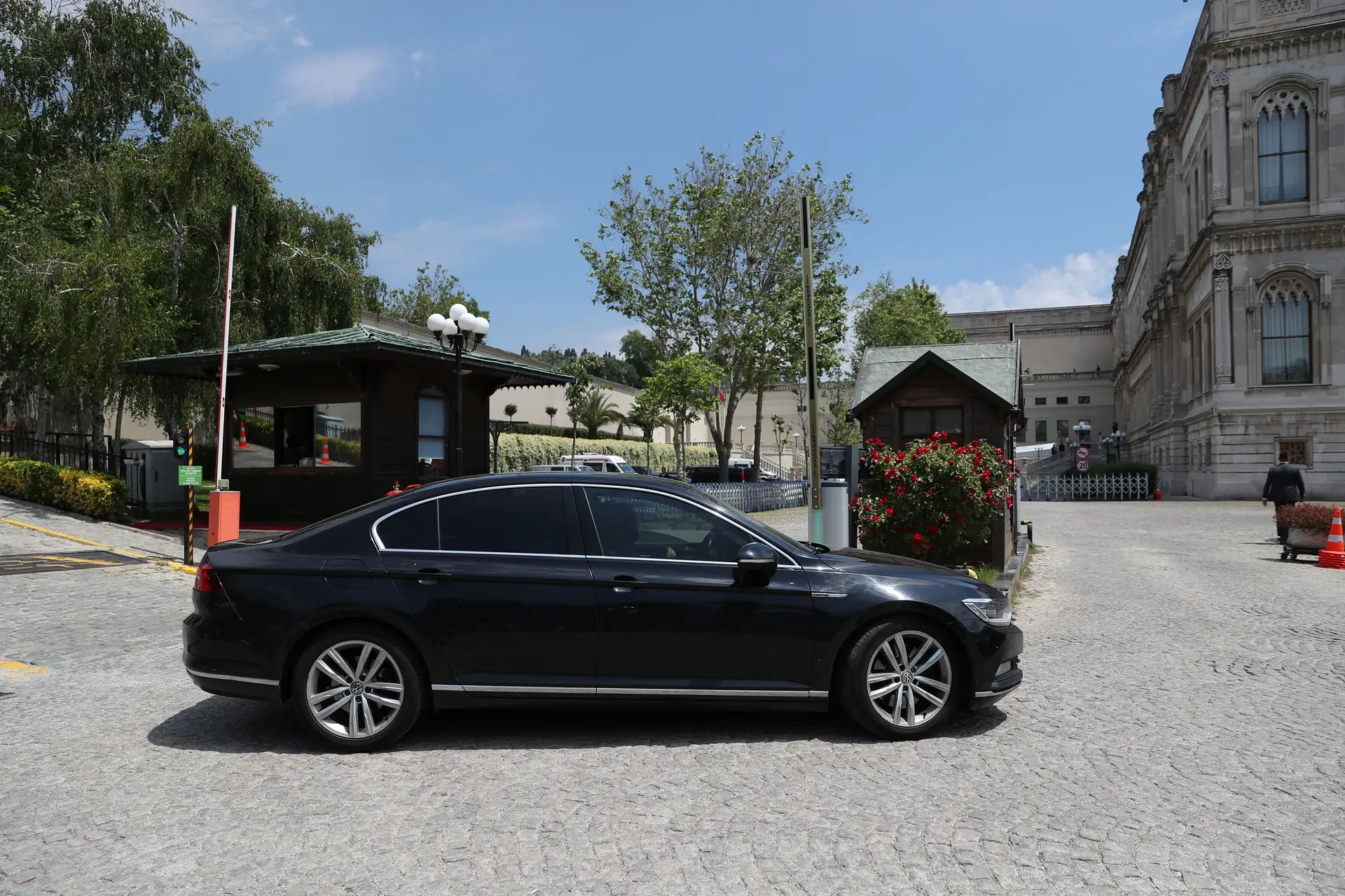 Um carro chega esta segunda-feira ao palácio otomano de Çırağan, onde decorrem as negociações entre Rússia e Ucrânia