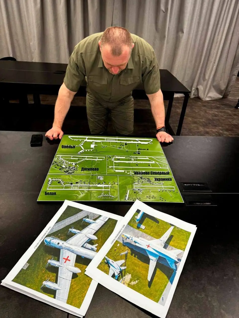 Malyuk, chefe dos serviços de informações da Ucrânia, com mapas das cinco bases aéreas atacadas em solo russo