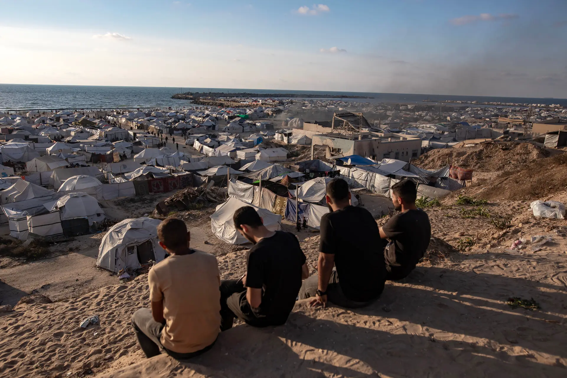 Um crédito pessoal, um par de muletas e o medo de não conseguir chegar: Ana e Tiago vão a pé (quase) até Gaza