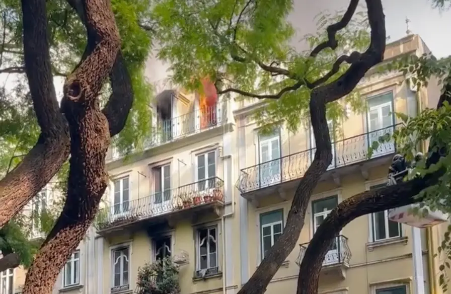 Incêndio deflagra em prédio no centro de Lisboa