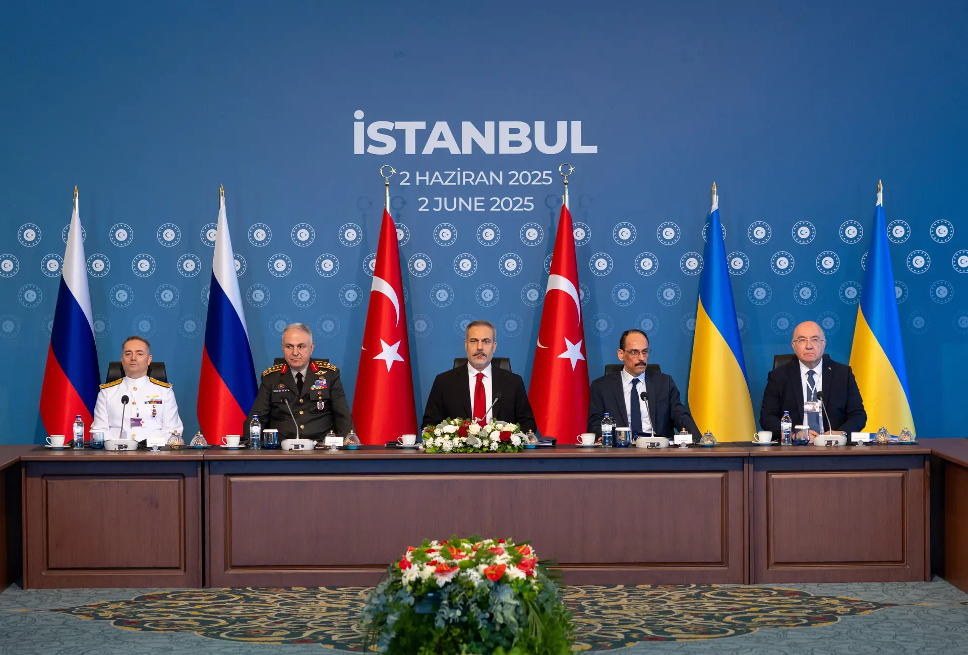 Membros das delegações ucraniana e russa reunidos em Istambul
