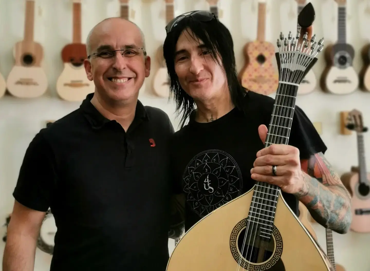 Guitarrista dos Guns N’ Roses compra guitarra portuguesa de Coimbra