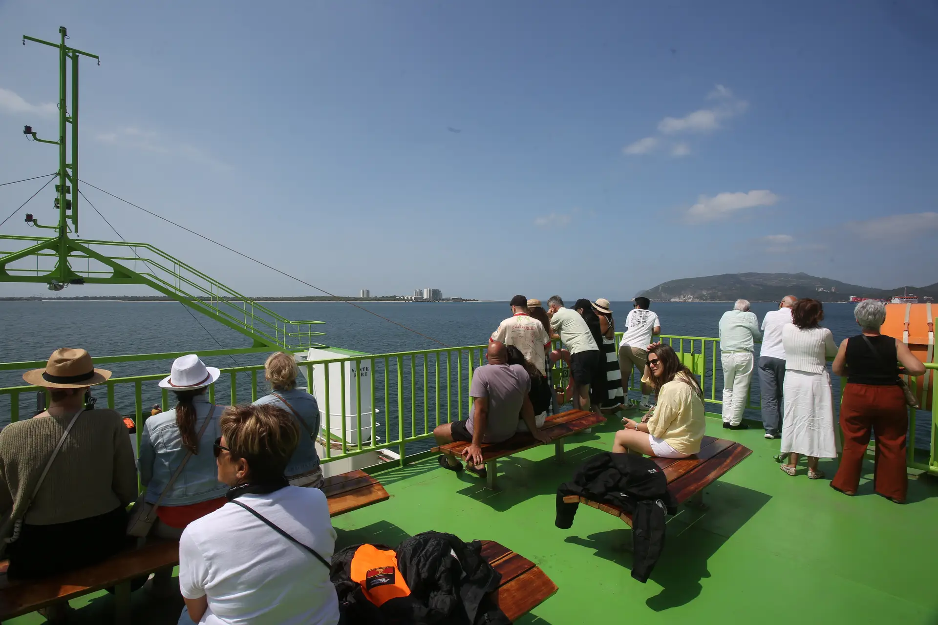 O bilhete de ferry entre Setúbal e Troia custa €21 euros para um condutor atravessar com carro, a que acrescem €5,50 por passageiro