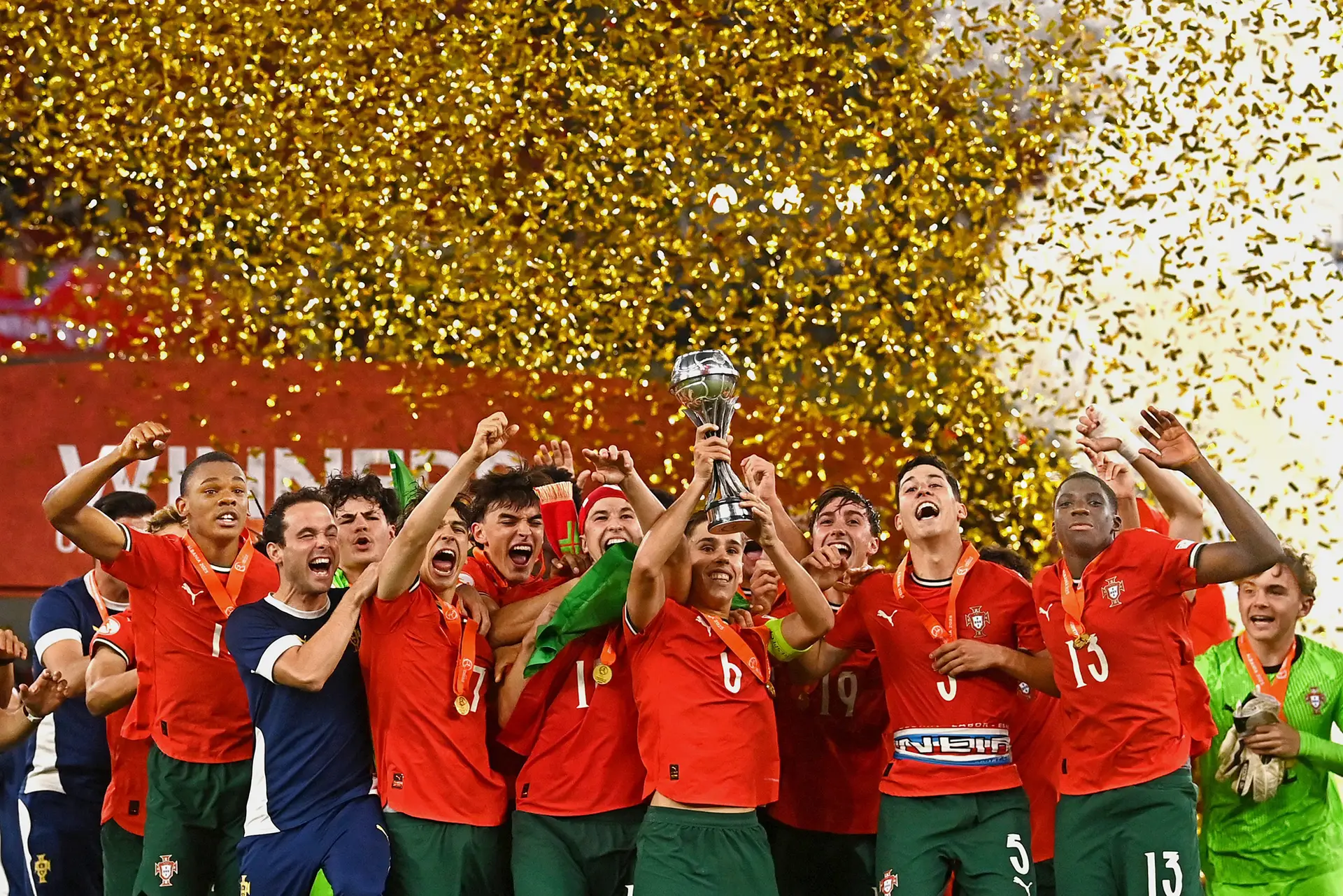 Governo sim, paz não e Portugal campeão
