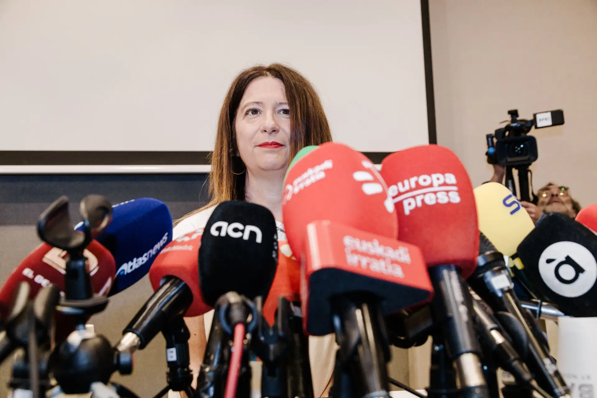 A ex-militante socialista Leire Díez atrai atenções mediáticas que o partido de Pedro Sánchez dispensaria