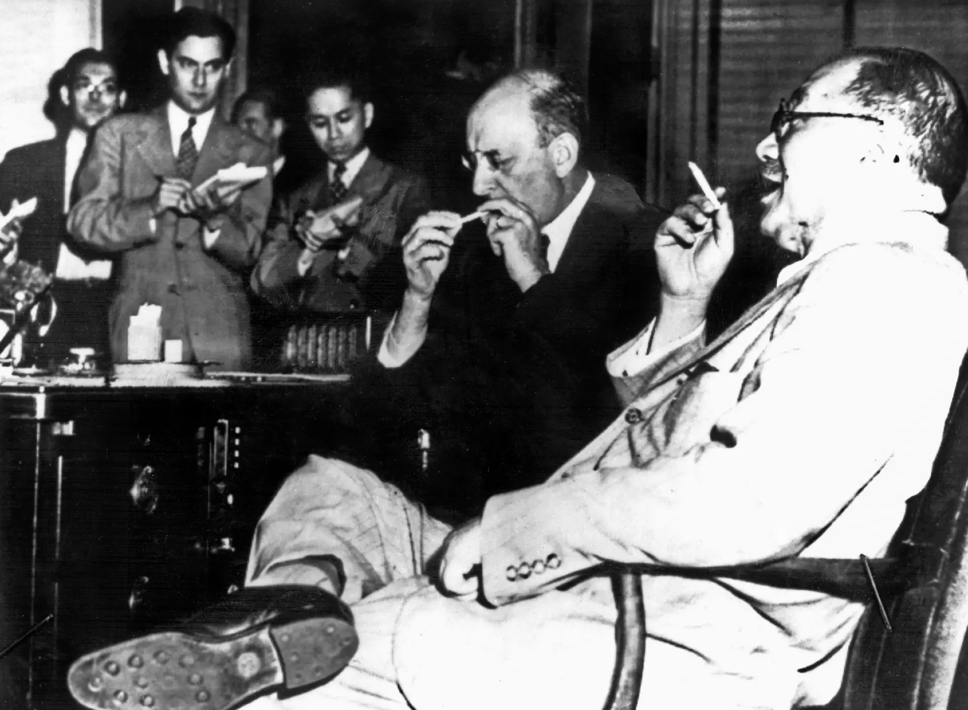 Henry Morgenthau e H. H. Kung, representantes dos EUA e da China, na conferência de Bretton Woods, em 1944