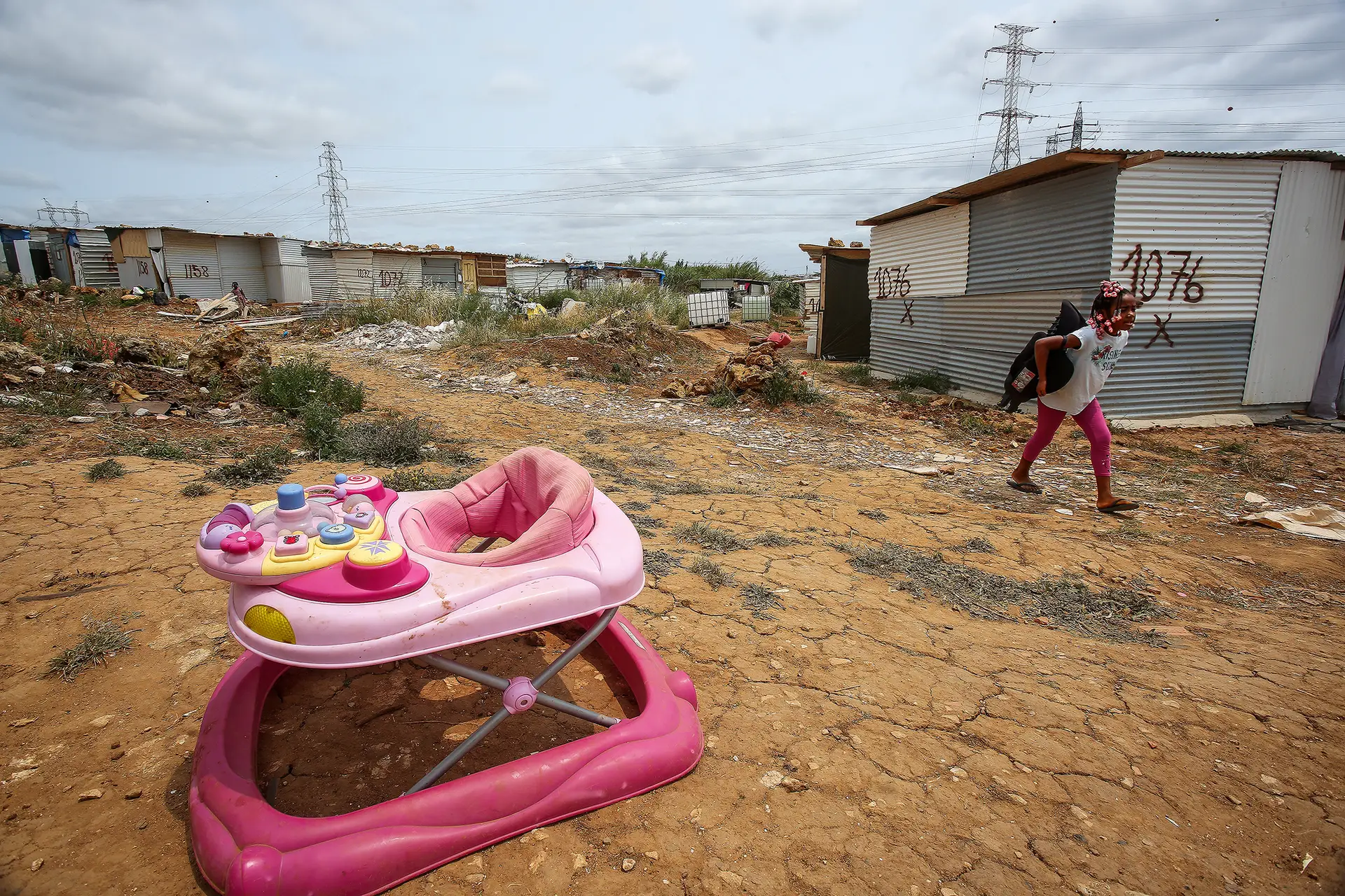 No Talude, em Loures, erguem-se todas as semanas novas barracas de chapa, sem água nem luz 