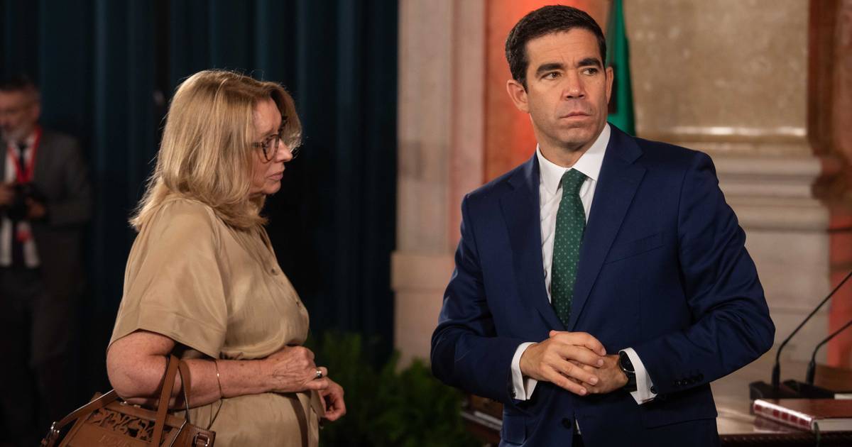 Governo quer novo regime para dias extra de férias, serviços mínimos para greves e fim das restrições ao outsourcing