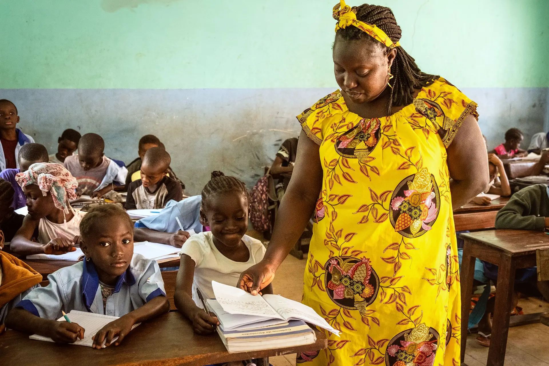 A professora Tchutcha João Camala com os seus alunos na escola de Bula, a 100 quilómetros de Bissau