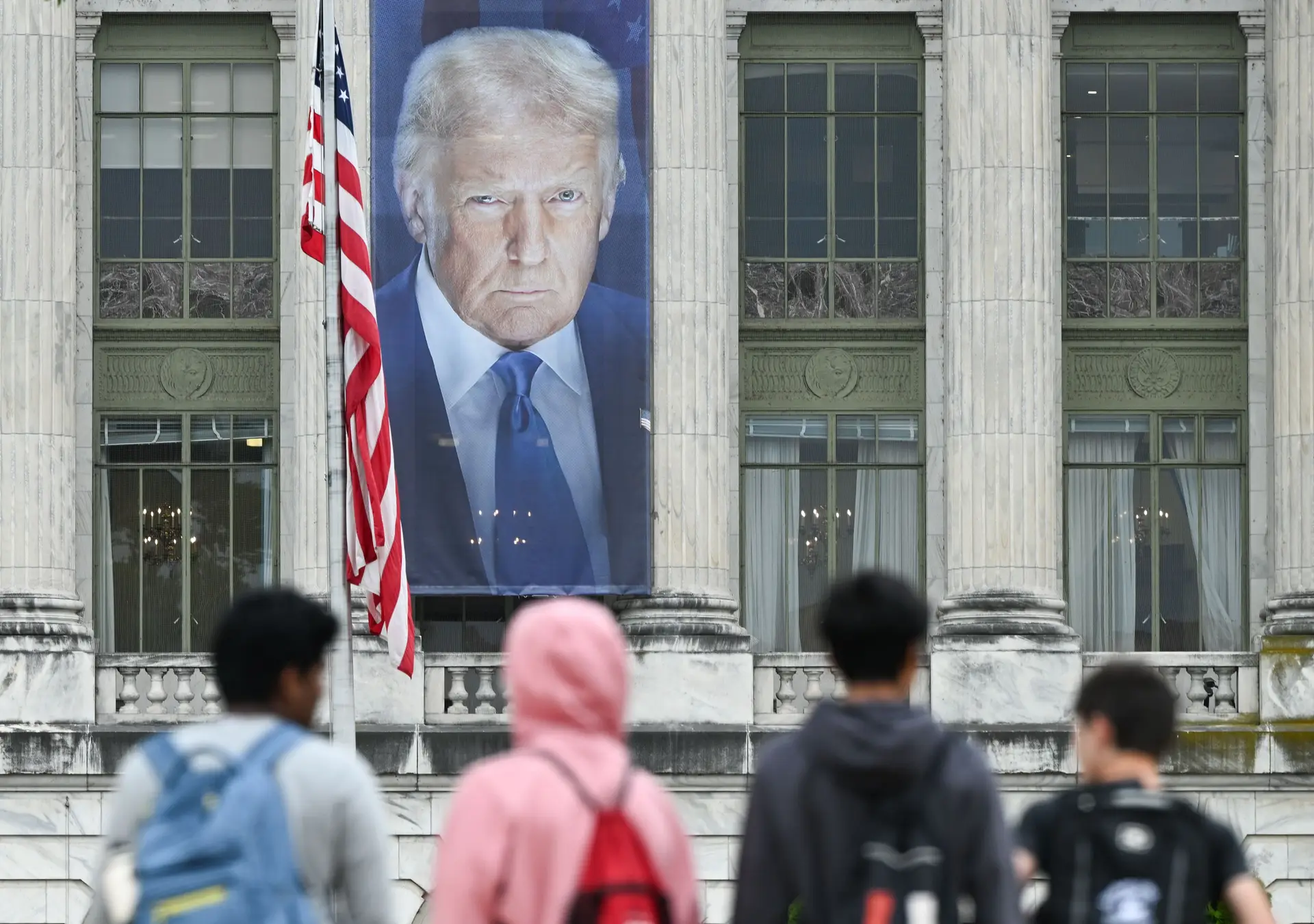 Retrato do Presidente Donald Trump na fachada do edifício público Jamie L. Whitten, em Washington D.C.