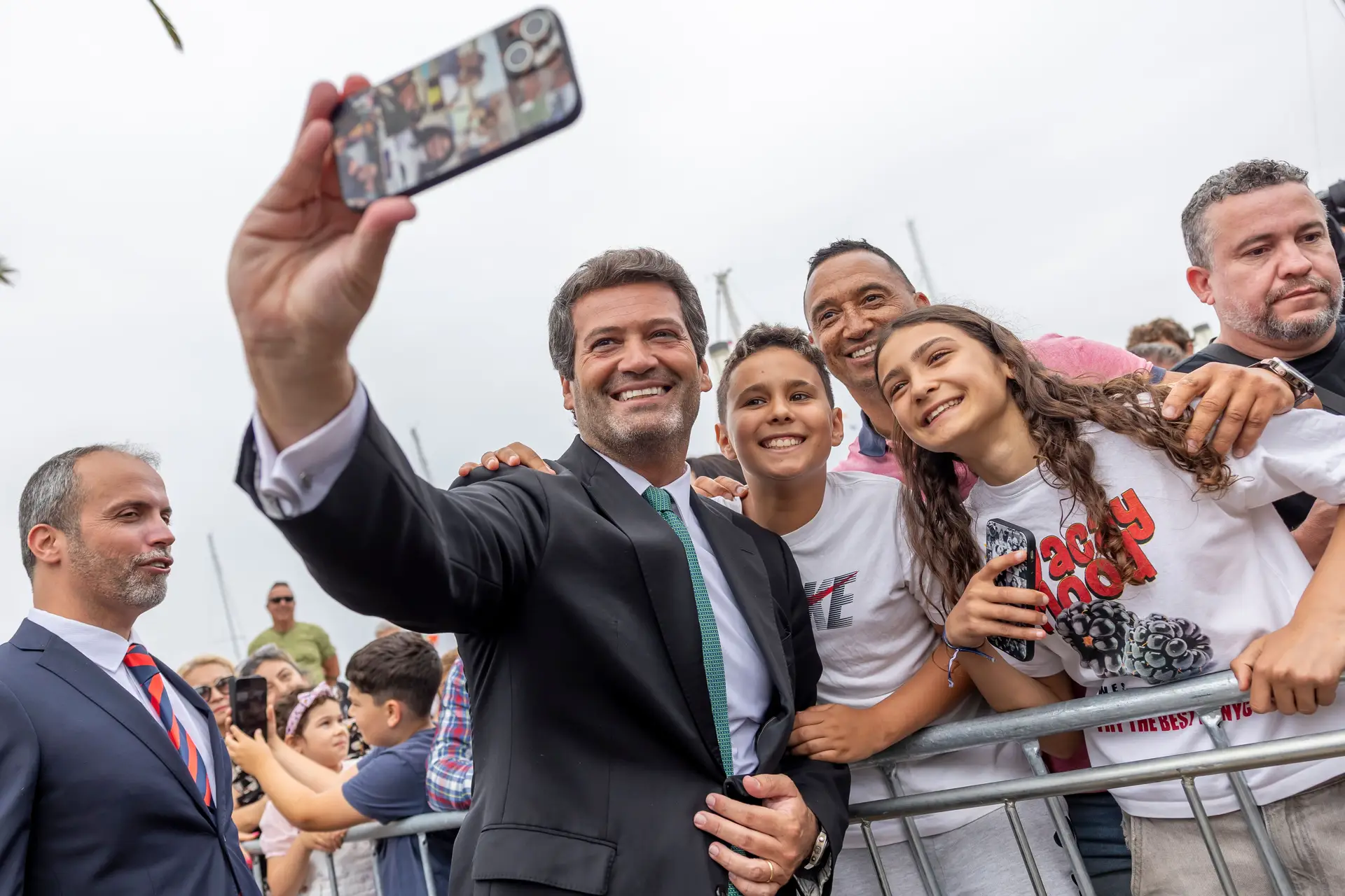 Ventura ameaça tentar derrubar qualquer governo que devolva bens às antigas colónias