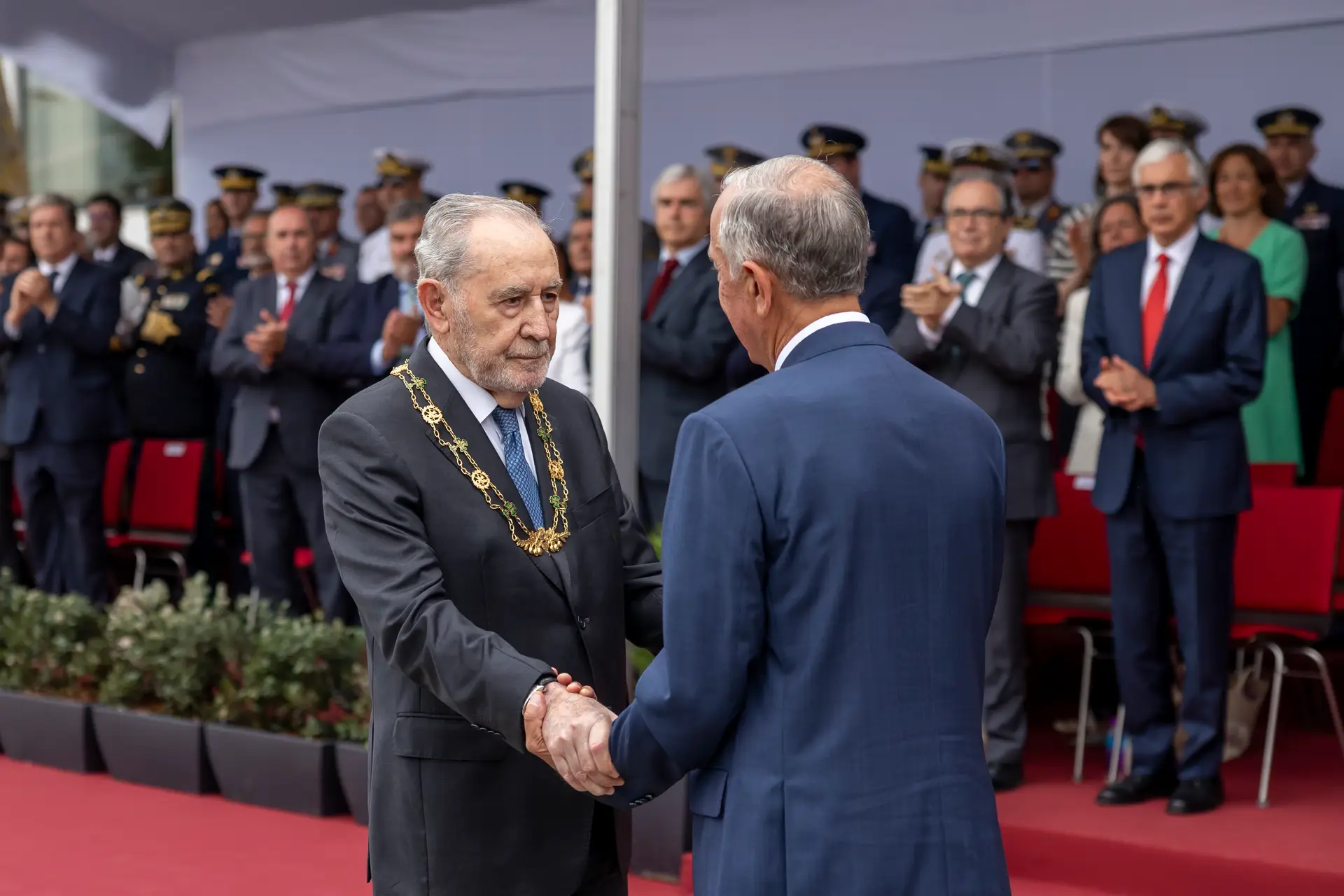 Eanes recebe condecoração inédita em homenagem ao percurso "como militar e cidadão"