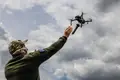 Ajuda militar em queda, drones ao rubro