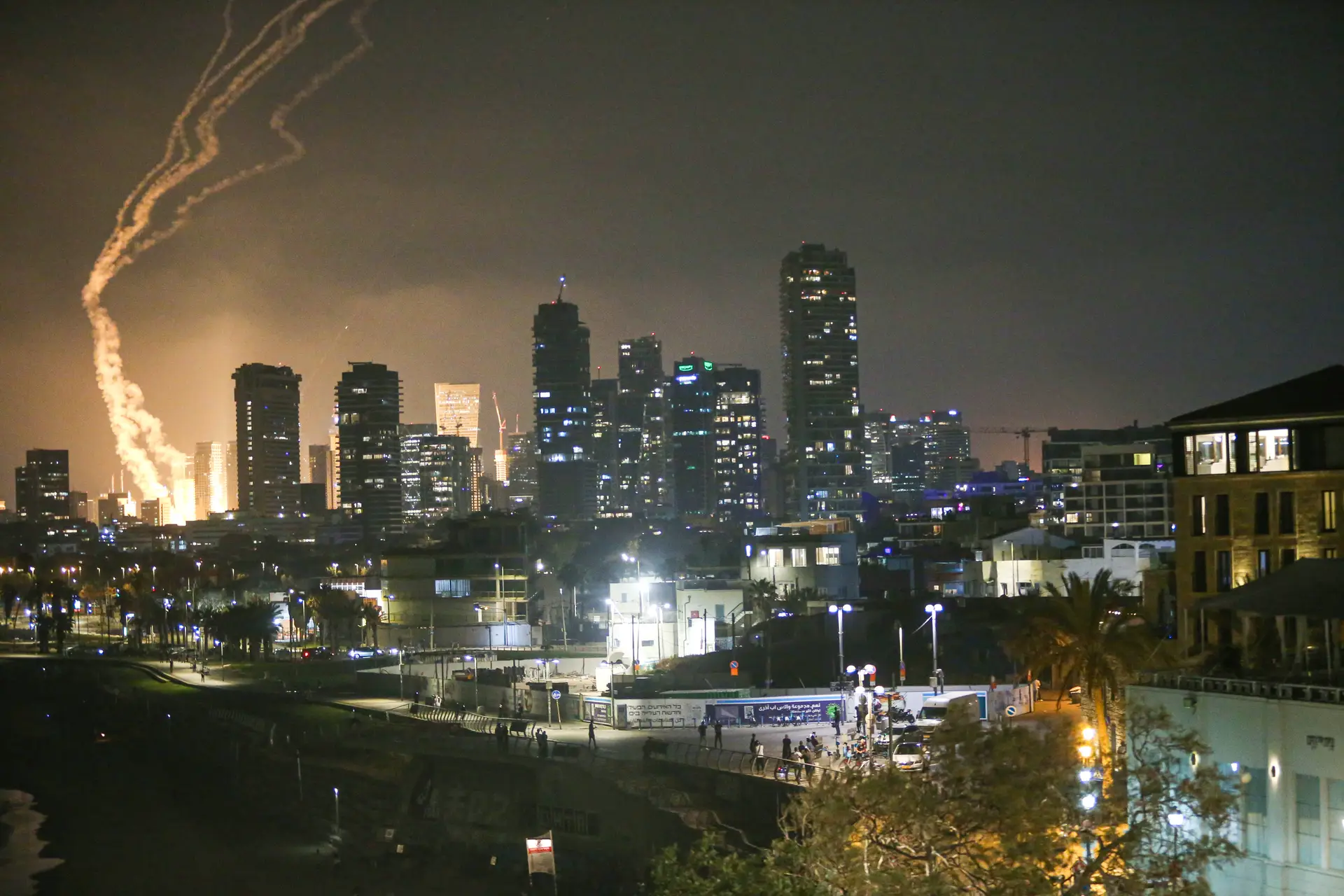 As Forças Armadas iranianas lançaram ataques de retaliação depois da ofensiva israelita contra várias cidades do Irão. Telavive, 13 de junho de 2025 (Saeed Qaq / Anadolu)