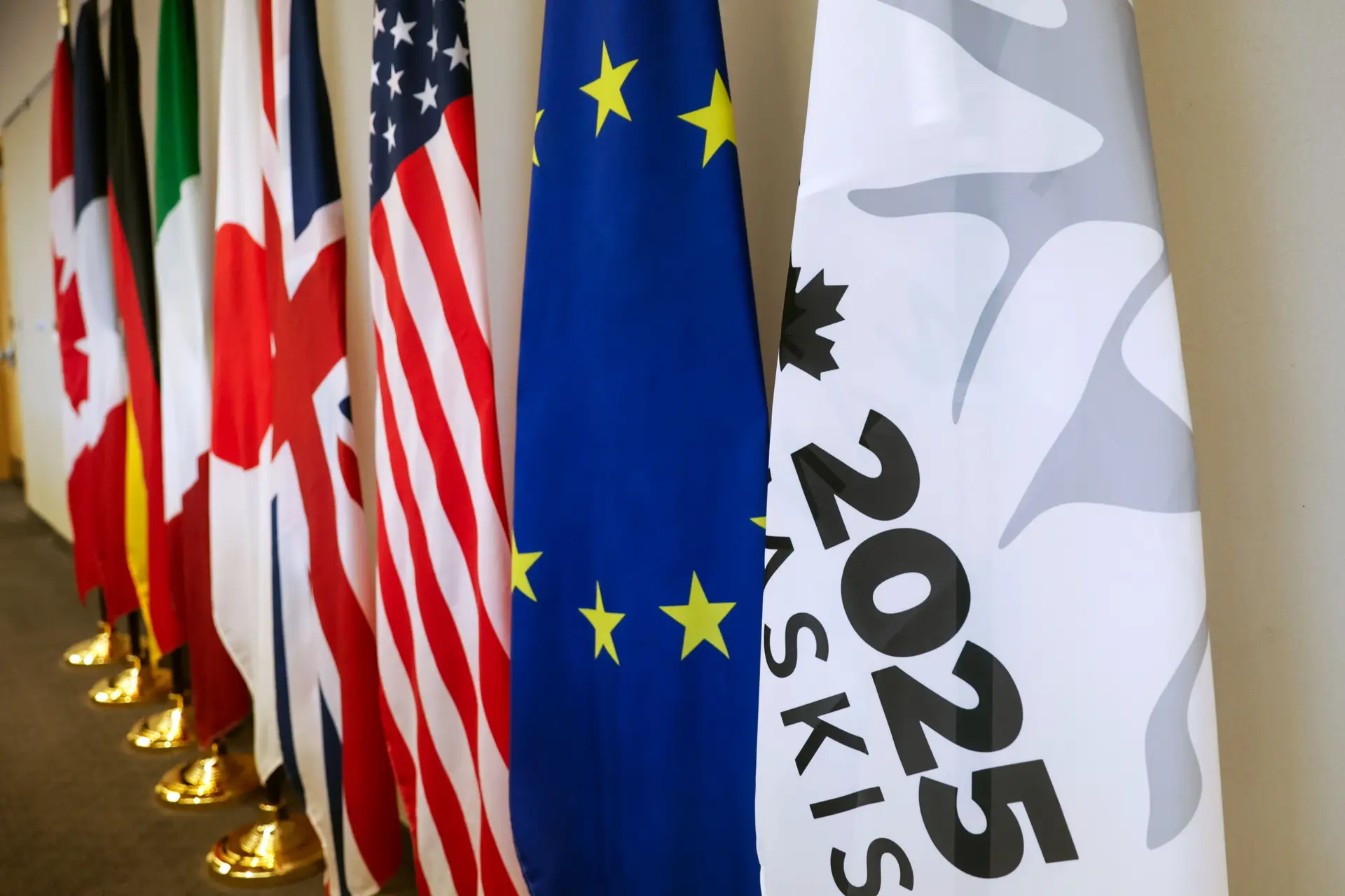 Líderes da cimeira do G7 reunidos em Kananaskis, Canadá, entre 15 e 17 de junho, para debater desafios globais como conflitos, economia e segurança