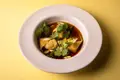 Raviolis de lagosta e caldo asiático
