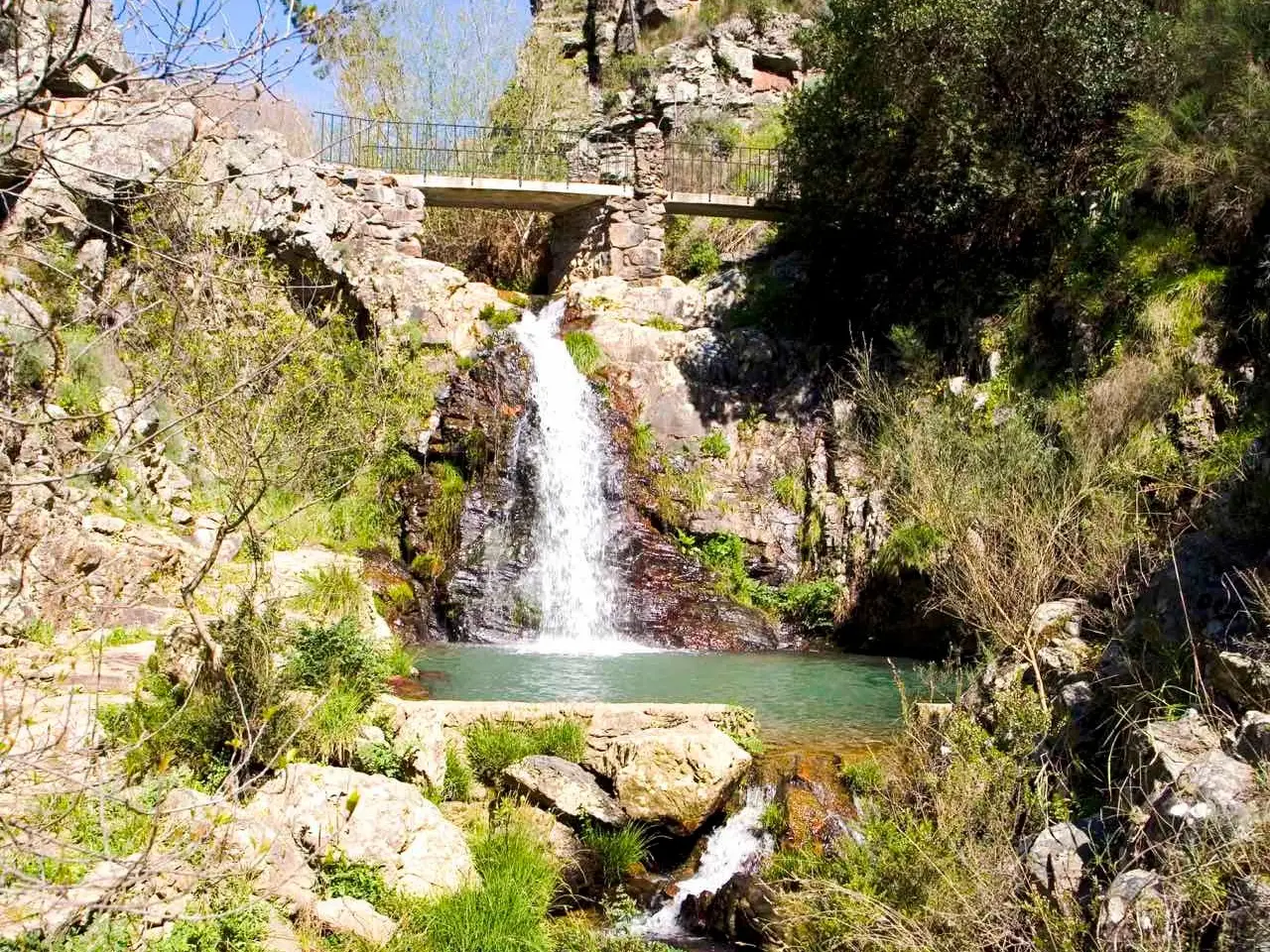 Penedo Furado, a piscina panorâmica com passadiço para mergulhar em Vila de Rei