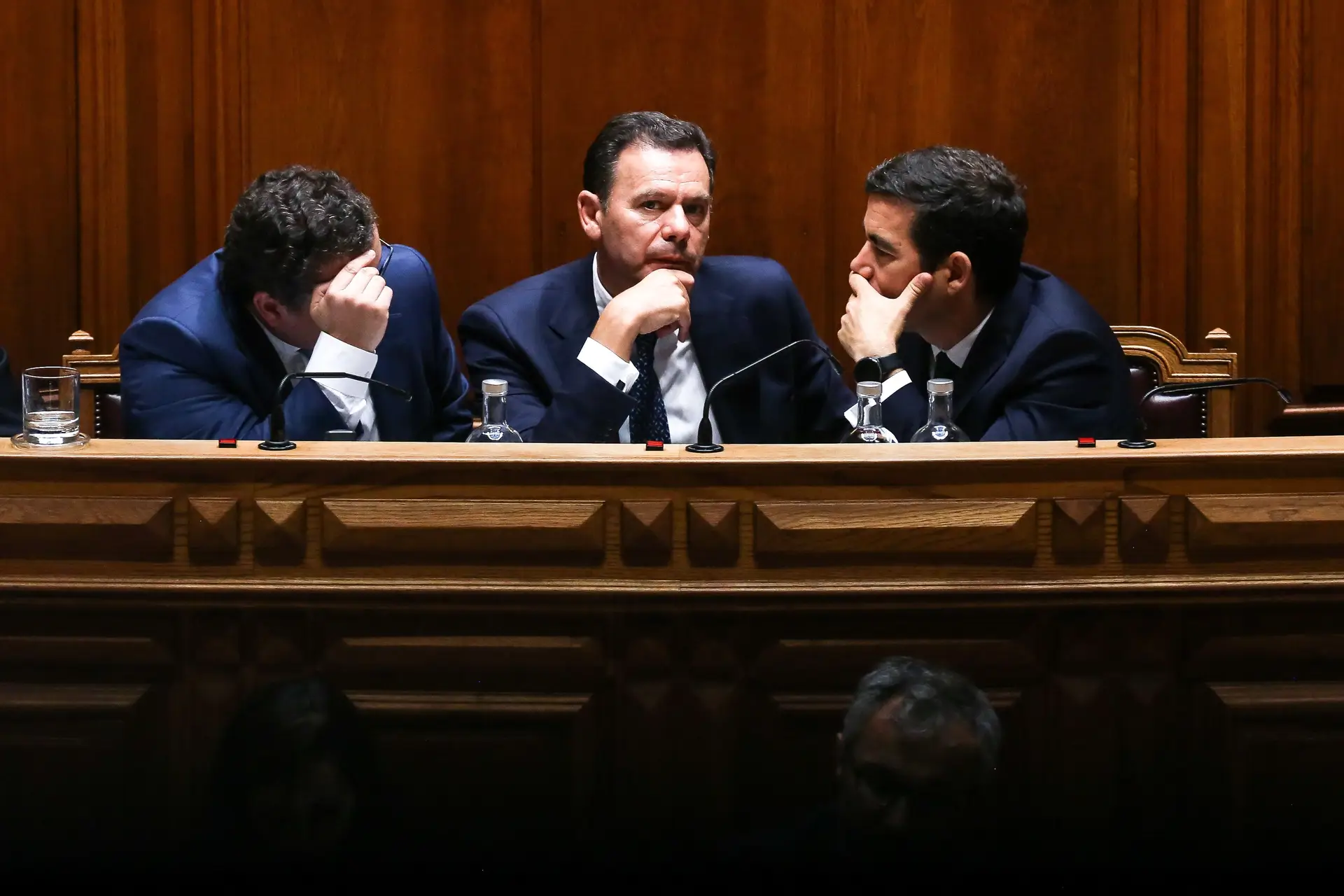 Joaquim Miranda Sarmento, Luís Montenegro e Leitão Amaro no Parlamento