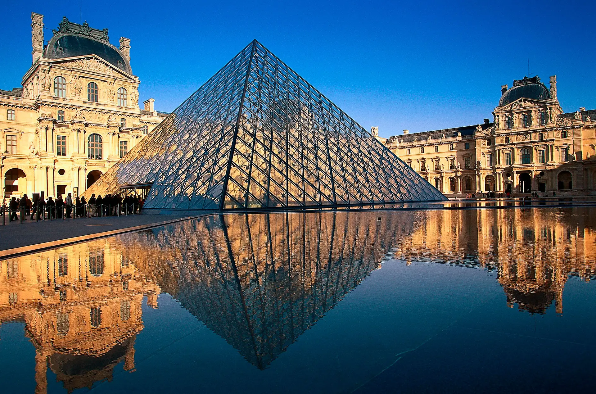 Funcionários do Museu do Louvre em greve por más condições de trabalho ...