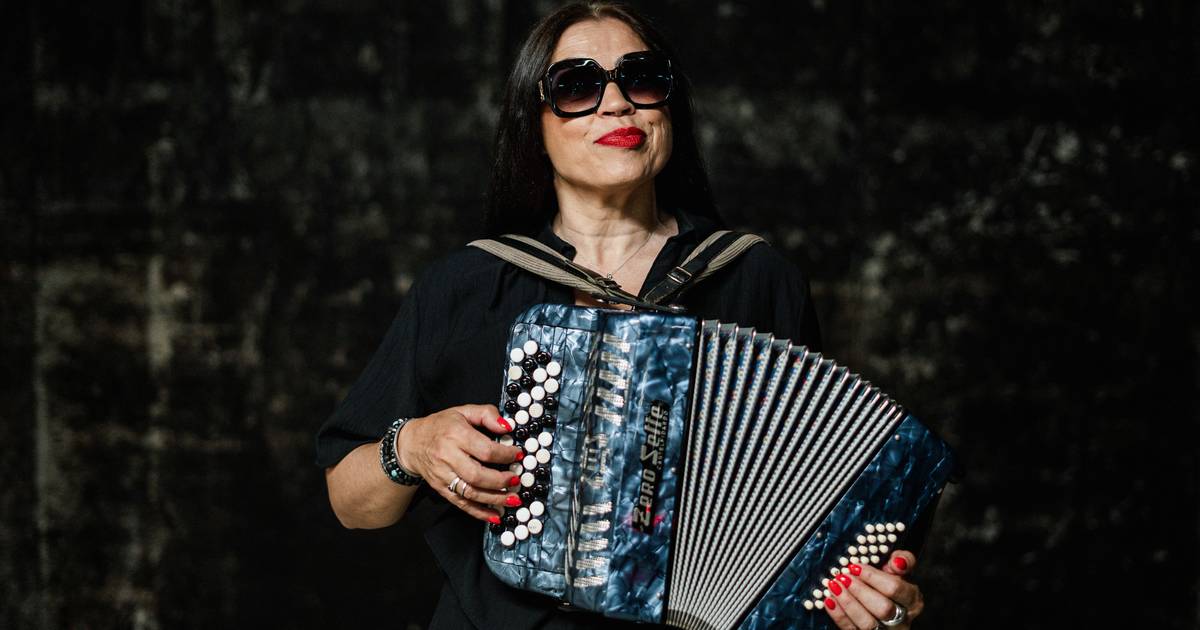 Rosinha: “Vejo a luz de casa acesa às 3 da manhã e dou com a minha mãe a fazer crochê. Um dia depois gravei ‘Ela Faz Bicos e Outras Coisas’”