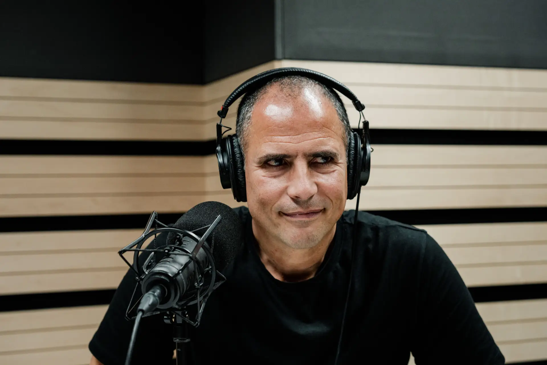 Ricardo Araújo Pereira durante a gravação do podcast da SIC Assim Vamos Ter de Falar de Outra Maneira