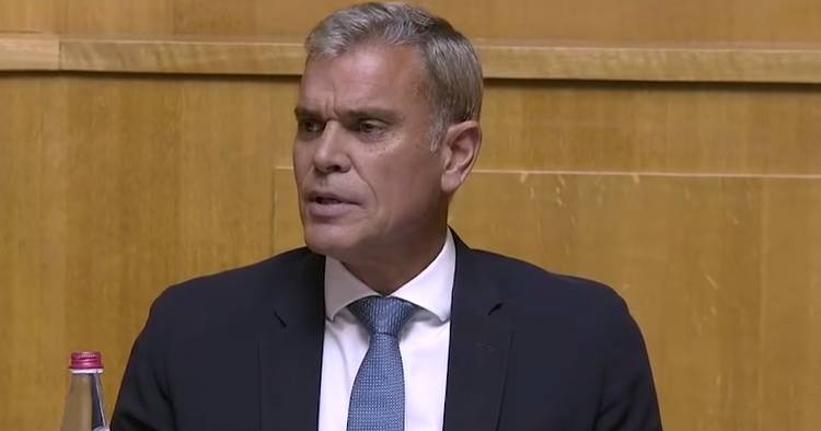 Madeira's Regional Secretary Apologizes After Insulting PS Deputies in Regional Assembly - A Shocking Incident