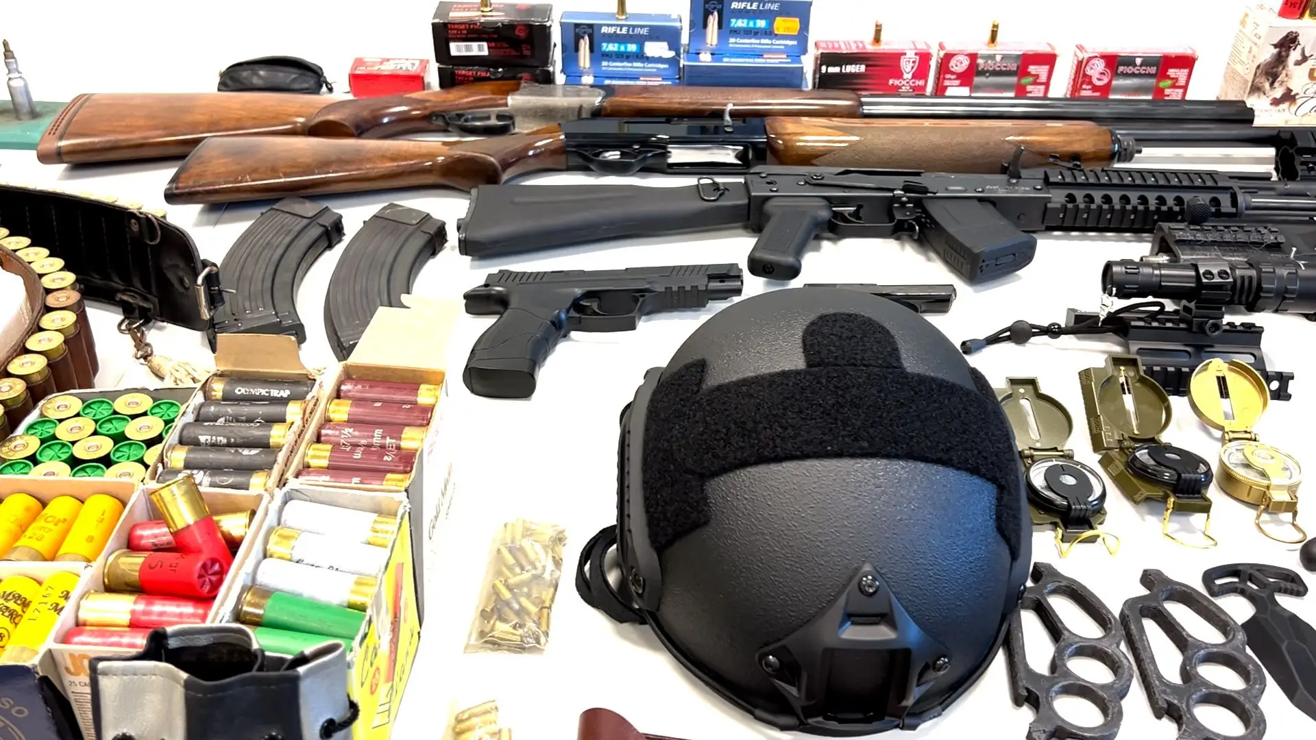 Arms and other objects seized by the Polícia Judiciária from the neo-Nazi group in Operation 3D