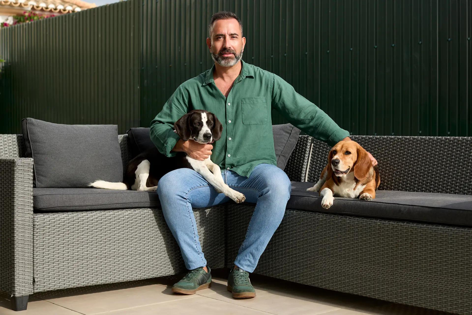 Acácio com os seus dois cães: o Snoopy e a Caju