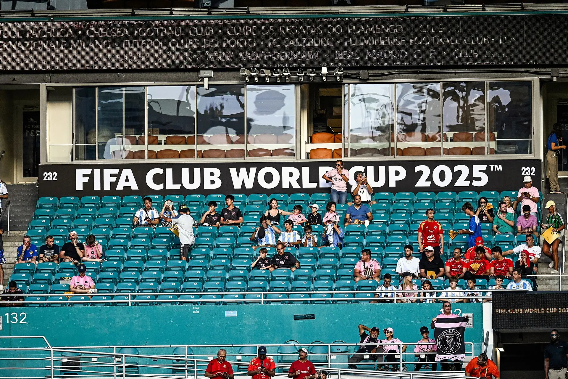 Clareiras de cadeiras vazias: cenário comum no Mundial de Clubes