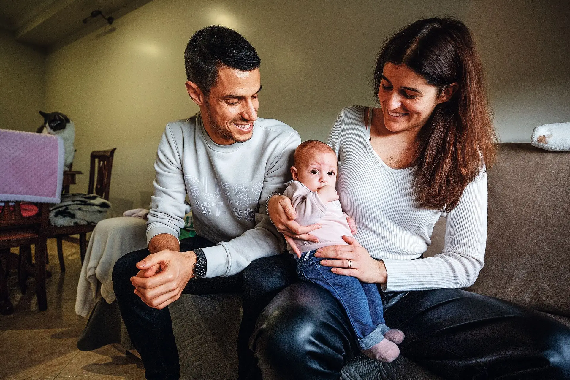João, Sara e Olívia, já com sete meses, depois de um nascimento às 24 semanas de gravidez e um longo internamento nos cuidados intensivos neonatais do Hospital de São João
