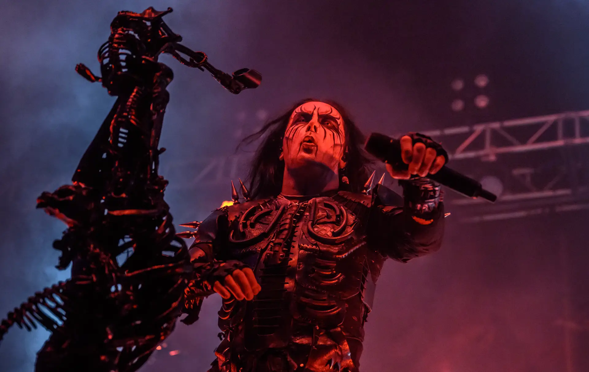 Vocalista dos Cradle of Filth pede a namorada em casamento durante concerto em Inglaterra
