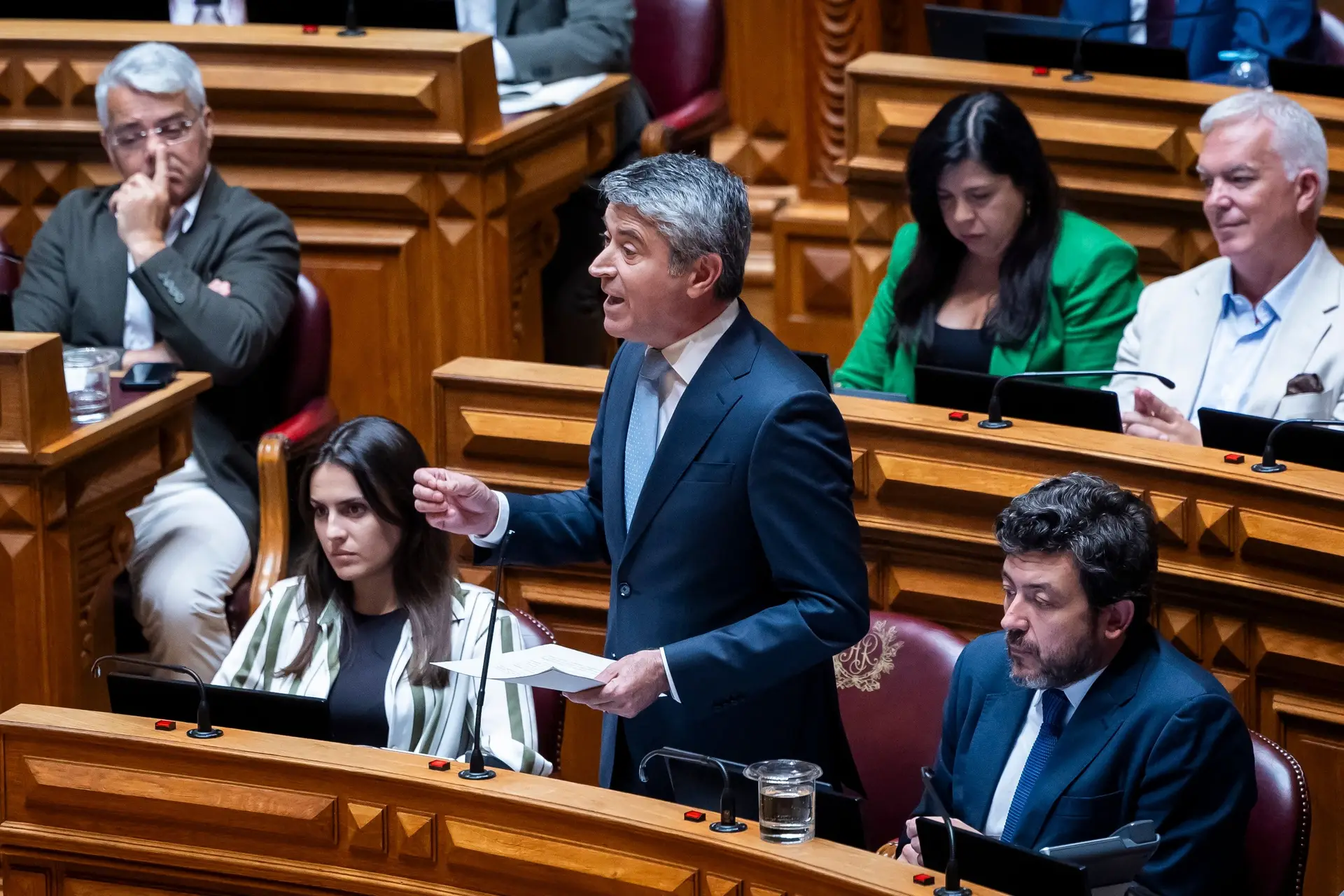 Carneiro quer negociar com Montenegro cargos do Estado em pacote