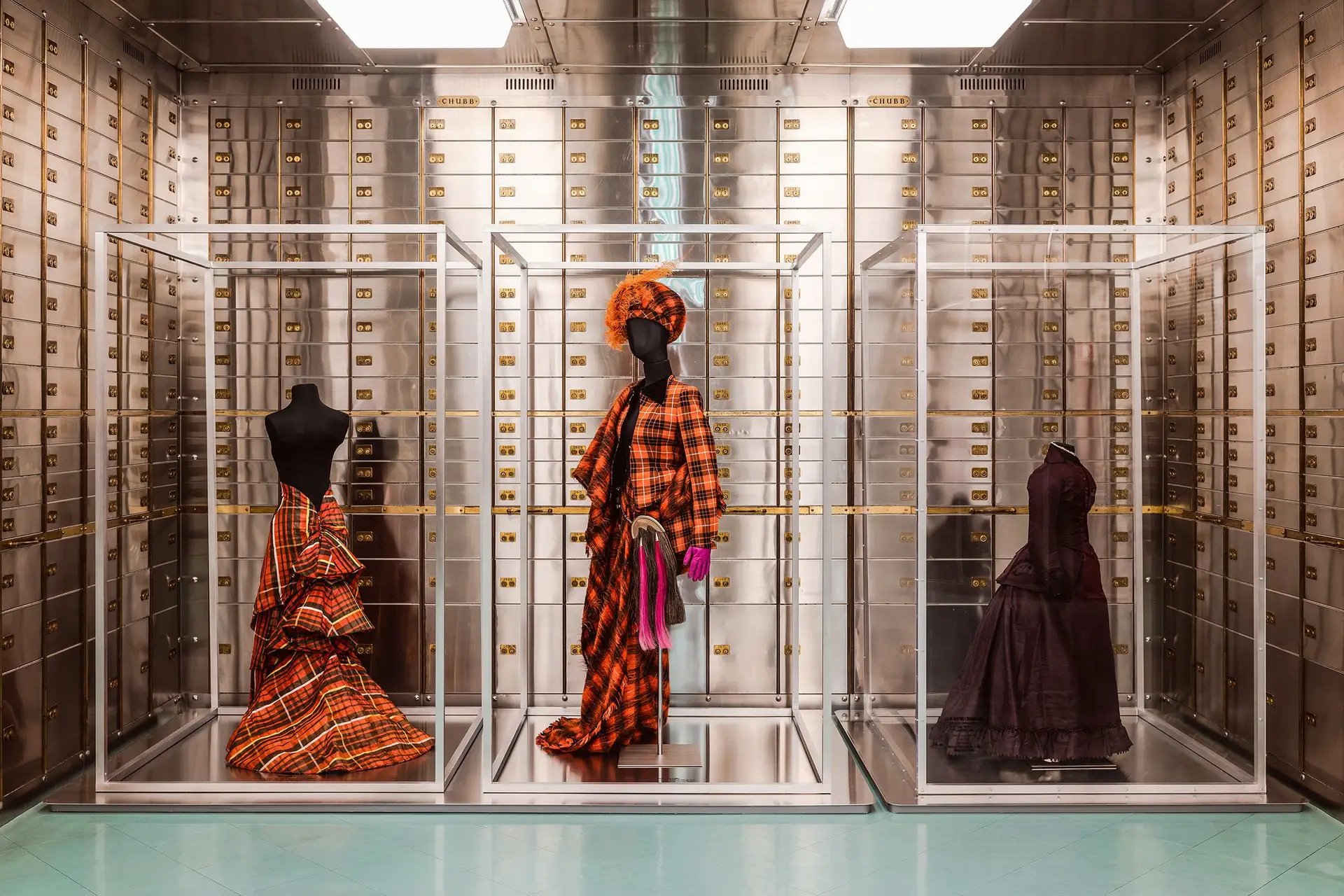 A exposição “Vivienne Westwood: o Salto da Tigresa” ocupa a sala dos cofres do MUDE