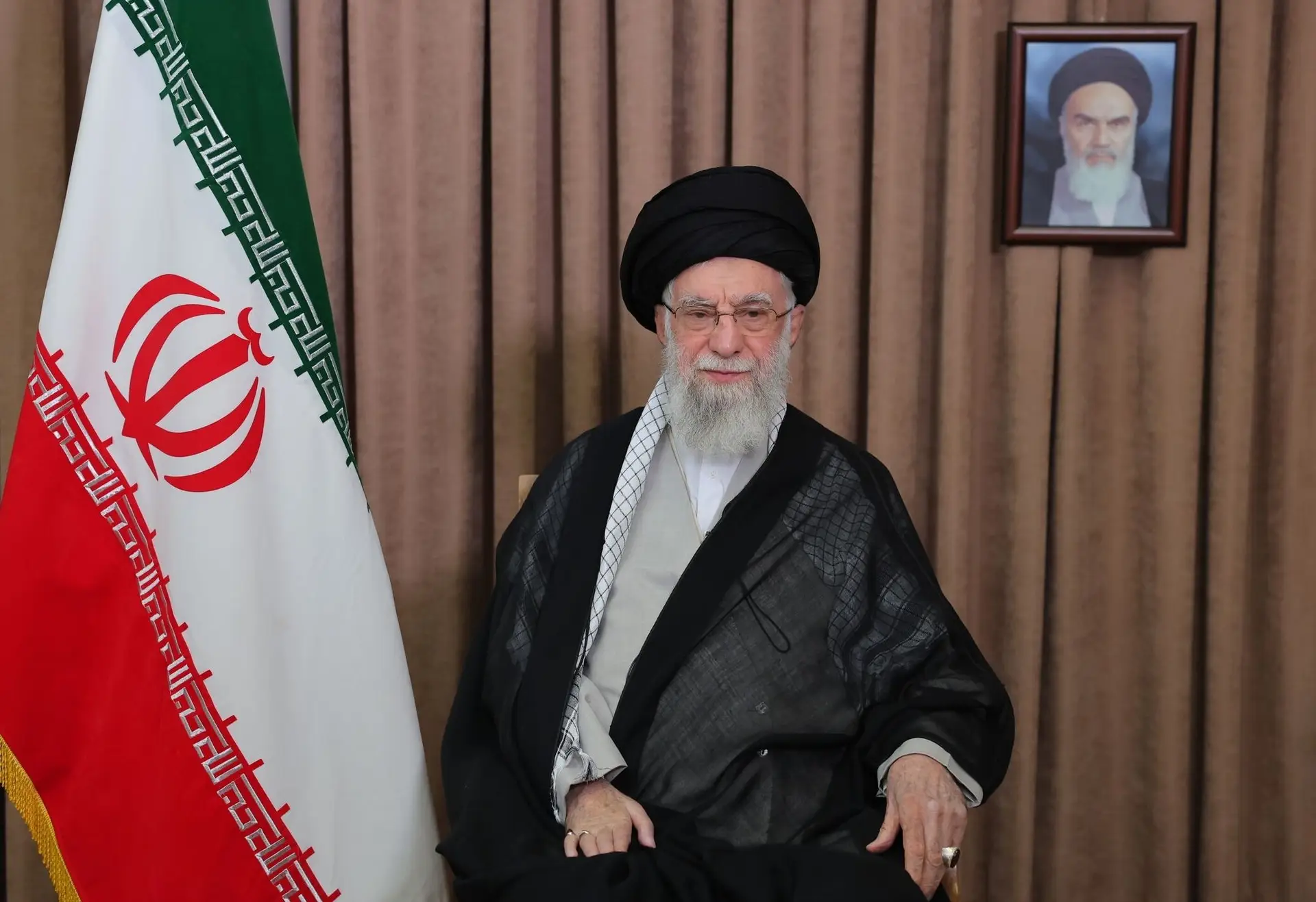 O líder supremo iraniano, Ali Khamenei, dirige-se à nação na televisão estatal, em Teerão, a 13 de junho. O ayatollah afirmou que Israel não sobreviverá ao crime dos ataques contra o seu país