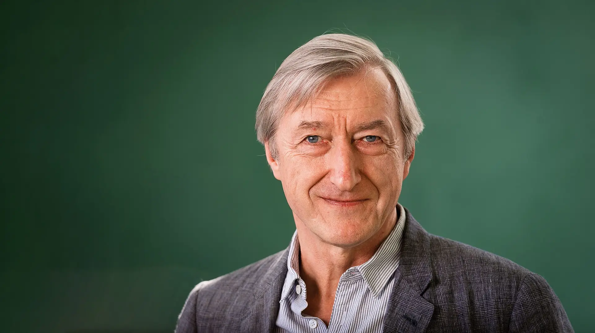 “Não me importo que uma criança leia o ‘Harry Potter’, desde que não leia apenas isso aos 50 anos”: entrevista exclusiva a Julian Barnes