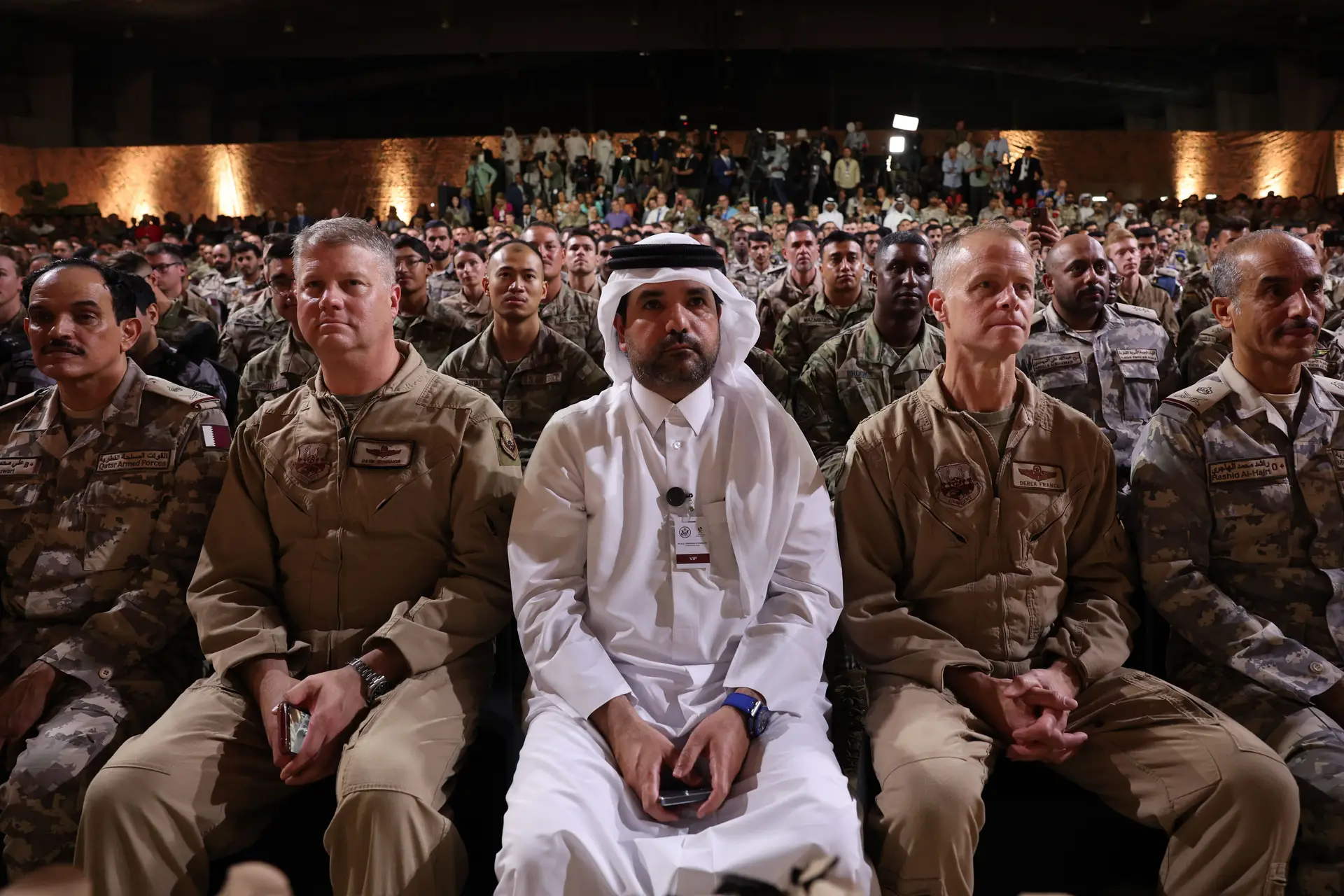 Militares dos EUA no Qatar, ouvindo o Presidente Trump em maio de 2025