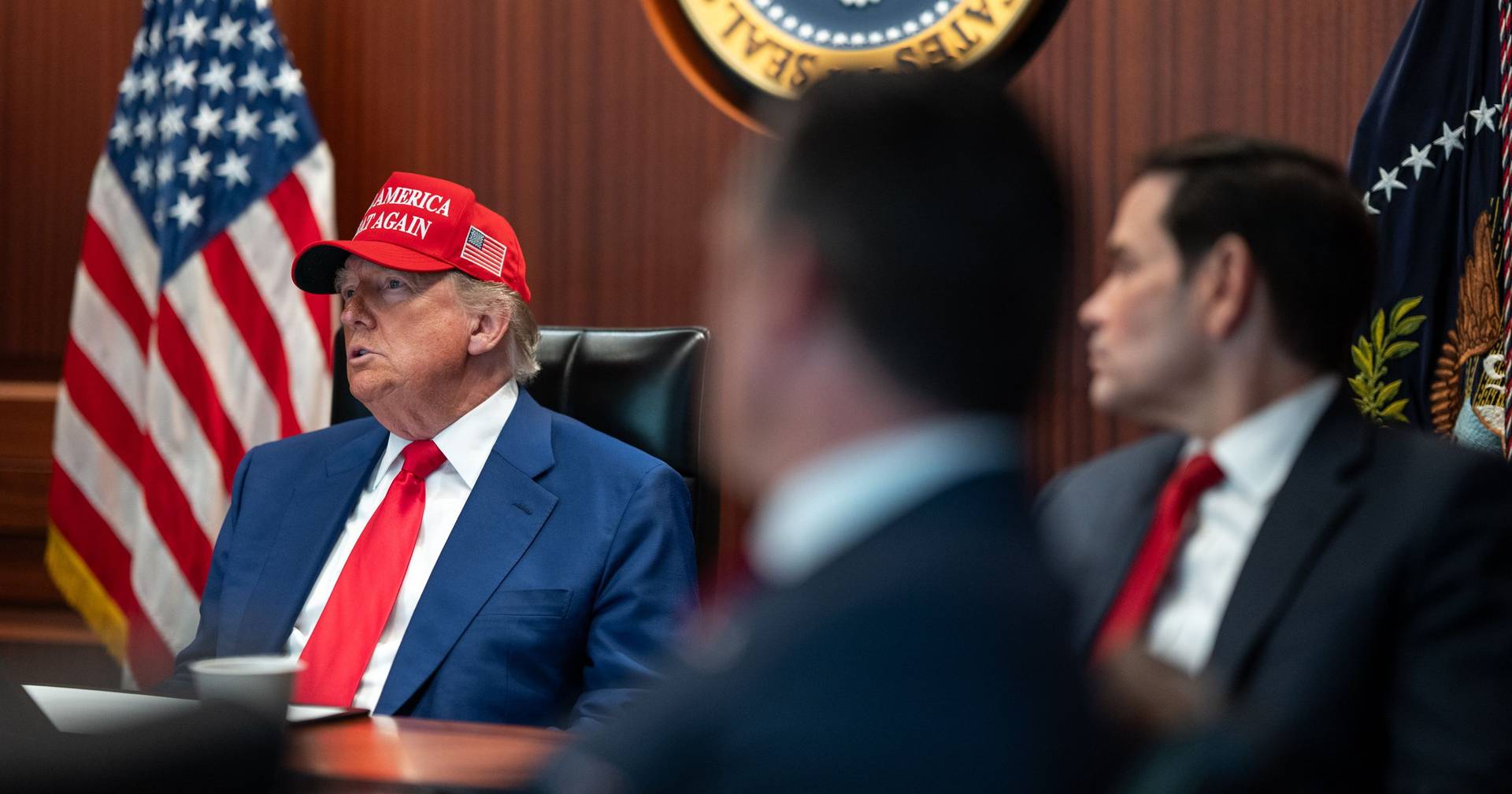 Do MAGA para o MIGA: Trump sugere que apoia “mudança de regime” no Irão