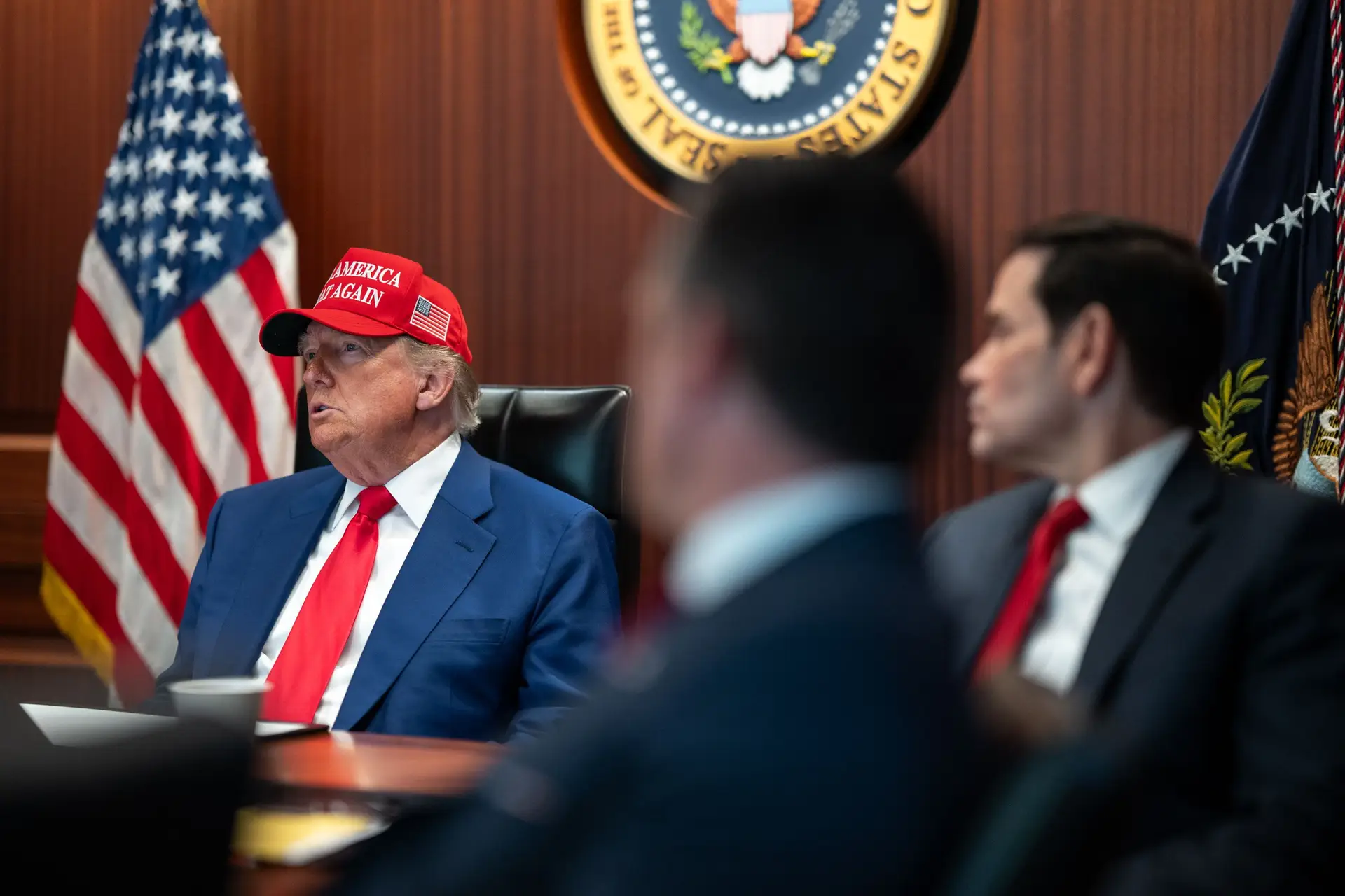 Do MAGA para o MIGA: Trump sugere que apoia “mudança de regime” no Irão